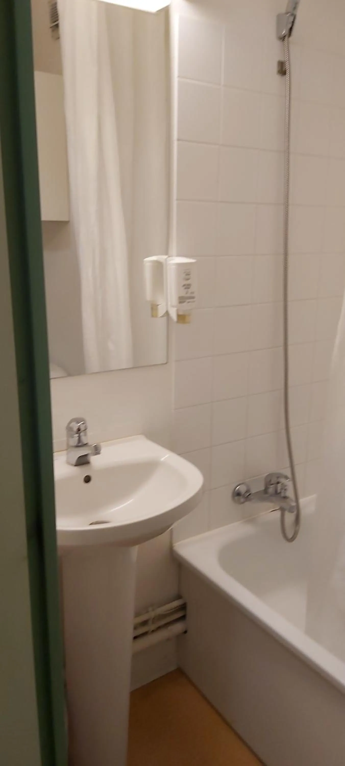 Bathroom in The Originals Residence Appart'Hôtel Lauréades Clermont-Ferrand Centre Jaude