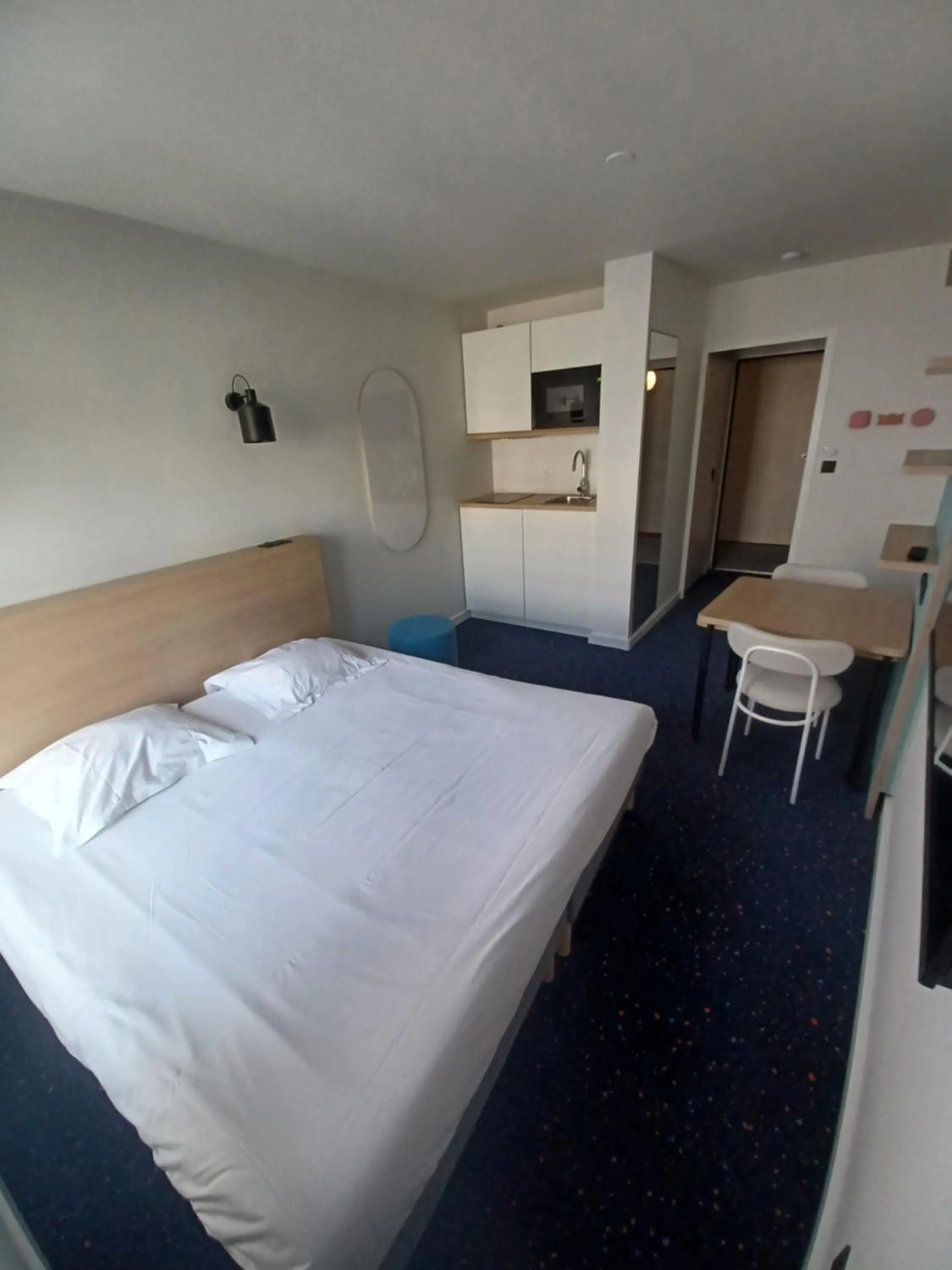 Kitchen or kitchenette, Bed in Hôtel et Résidence Les Lauréades Clermont-Ferrand Centre Jaude