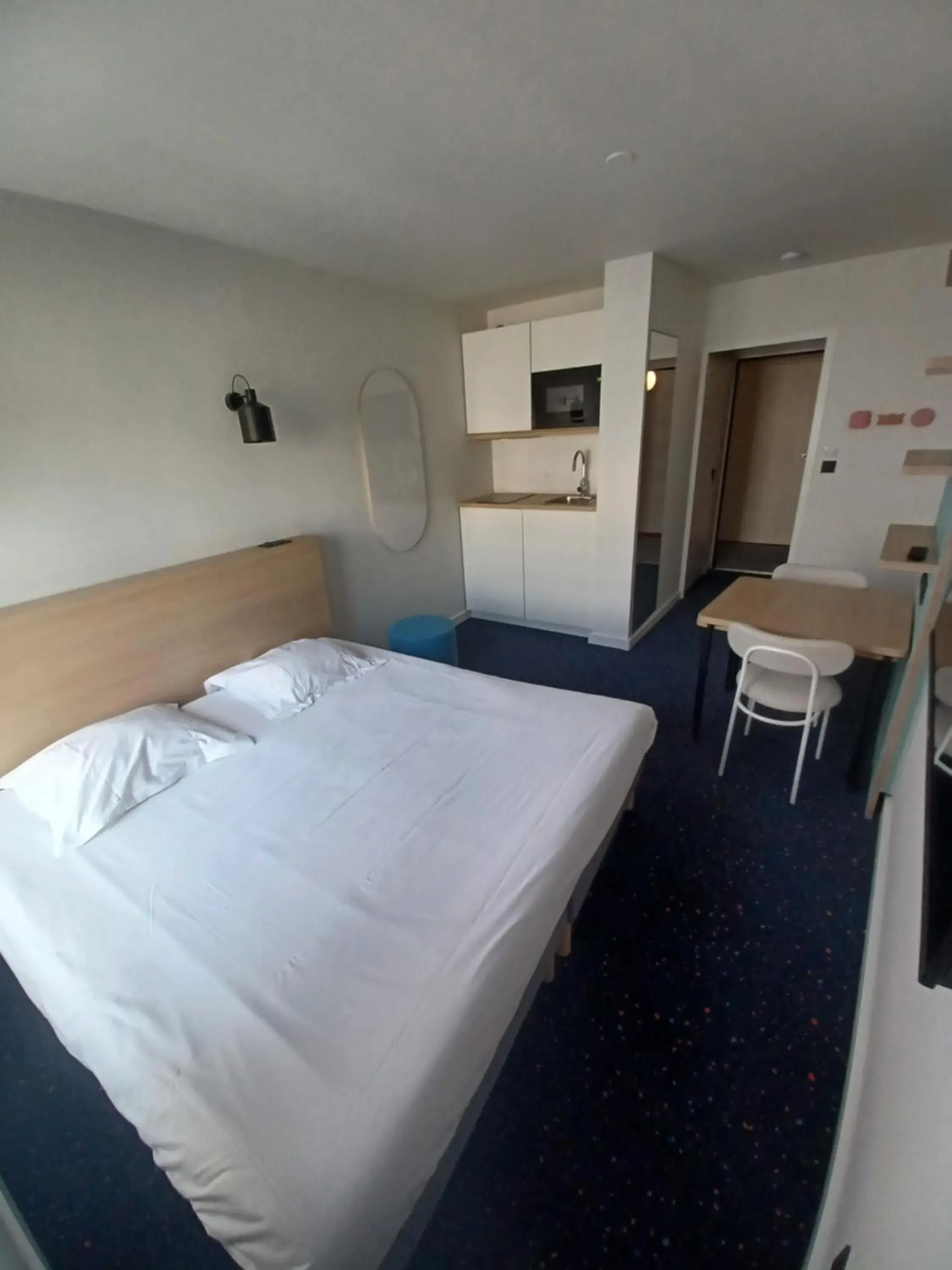 Kitchen or kitchenette, Bed in The Originals Residence Appart'Hôtel Lauréades Clermont-Ferrand Centre Jaude Kitchen or kitchenette, Bed in The Originals Residence Appart'Hôtel Lauréades Clermont-Ferrand Centre Jaude