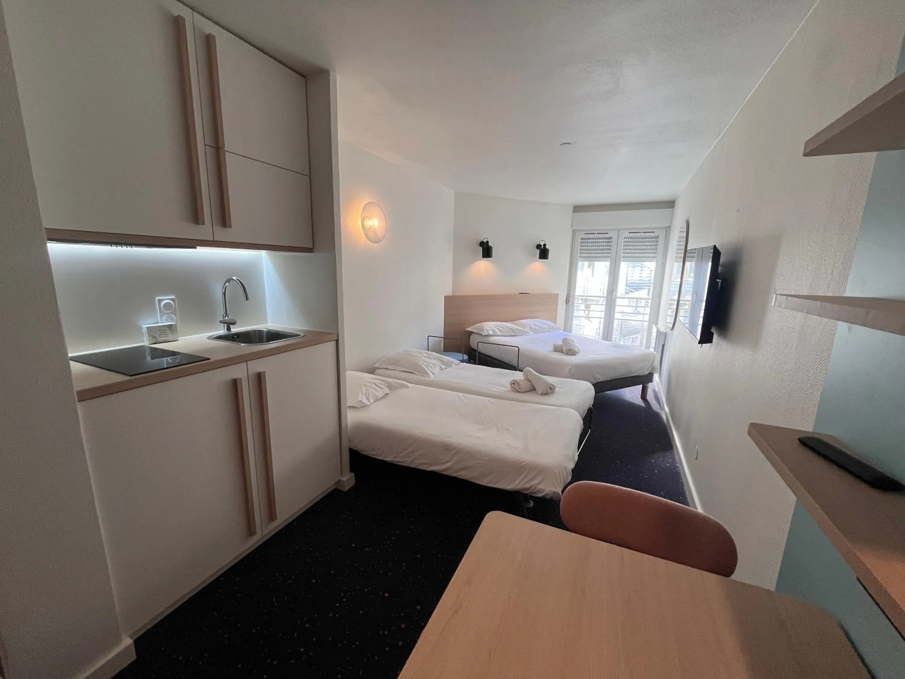 Kitchen or kitchenette, Bed in Hôtel et Résidence Les Lauréades Clermont-Ferrand Centre Jaude