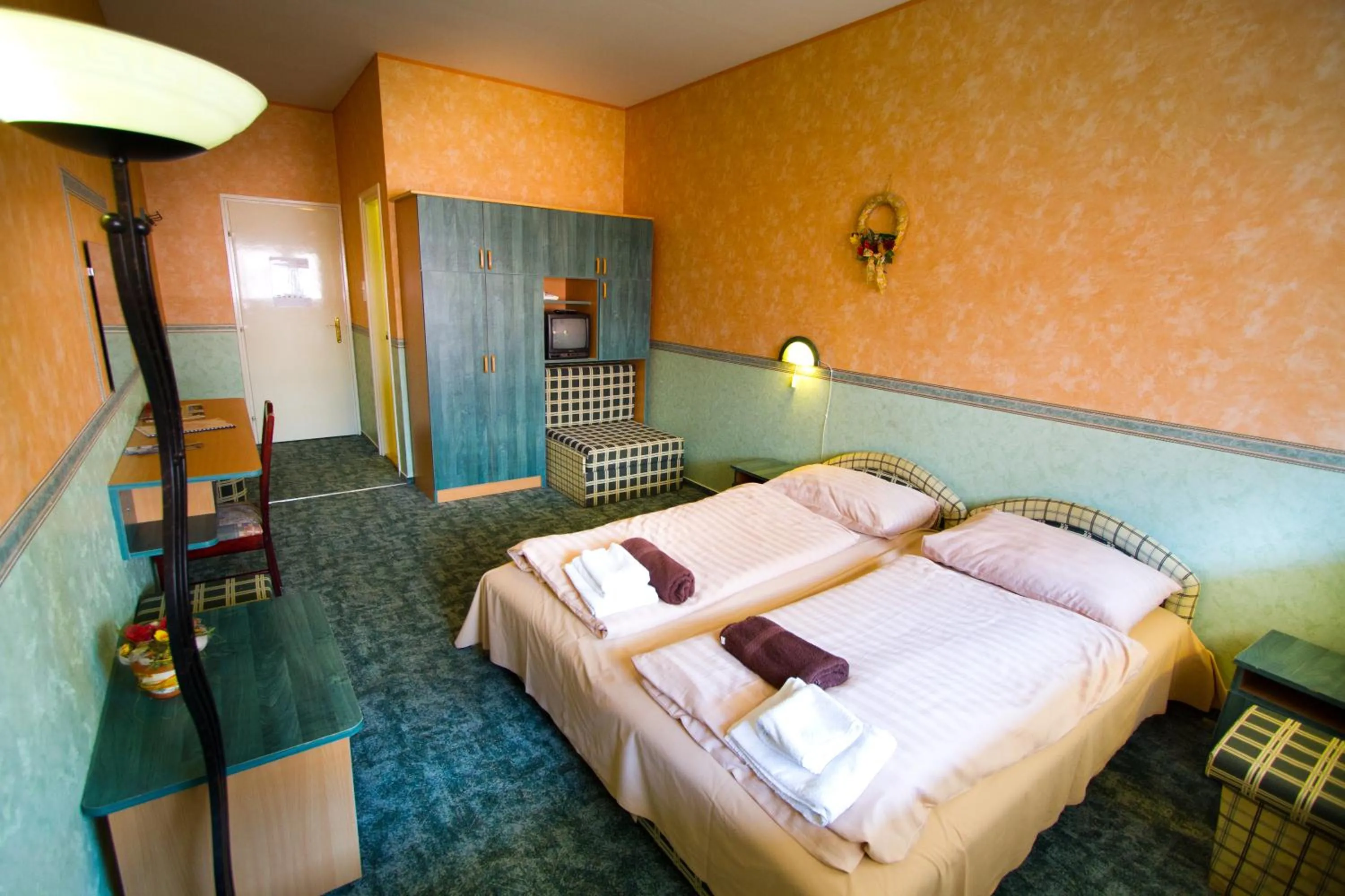Bed in Piknik Wellness Hotel