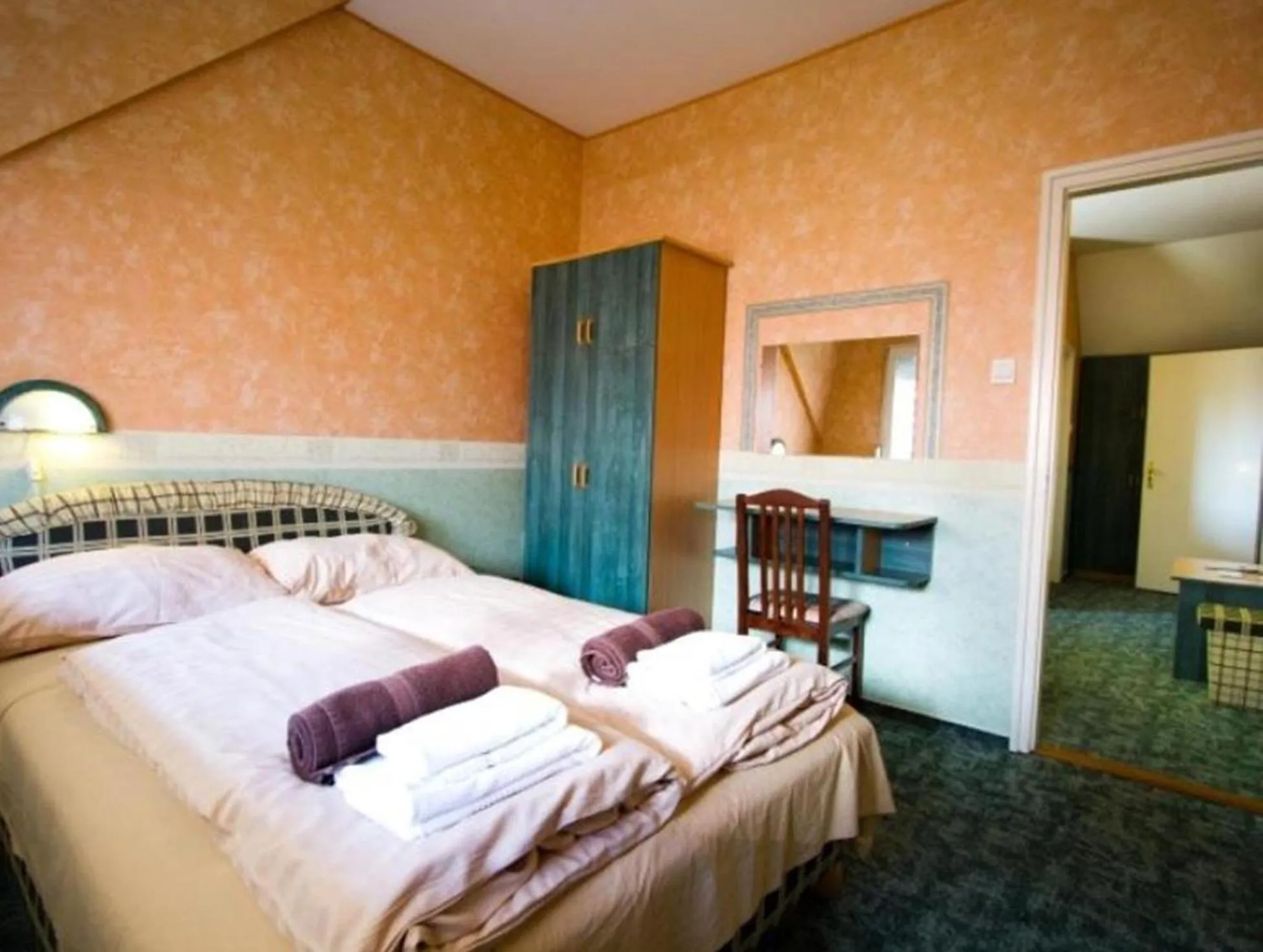 Bathroom, Bed in Piknik Wellness Hotel
