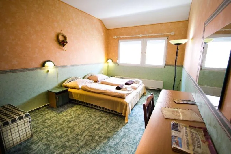 Bedroom, Bed in Piknik Wellness Hotel