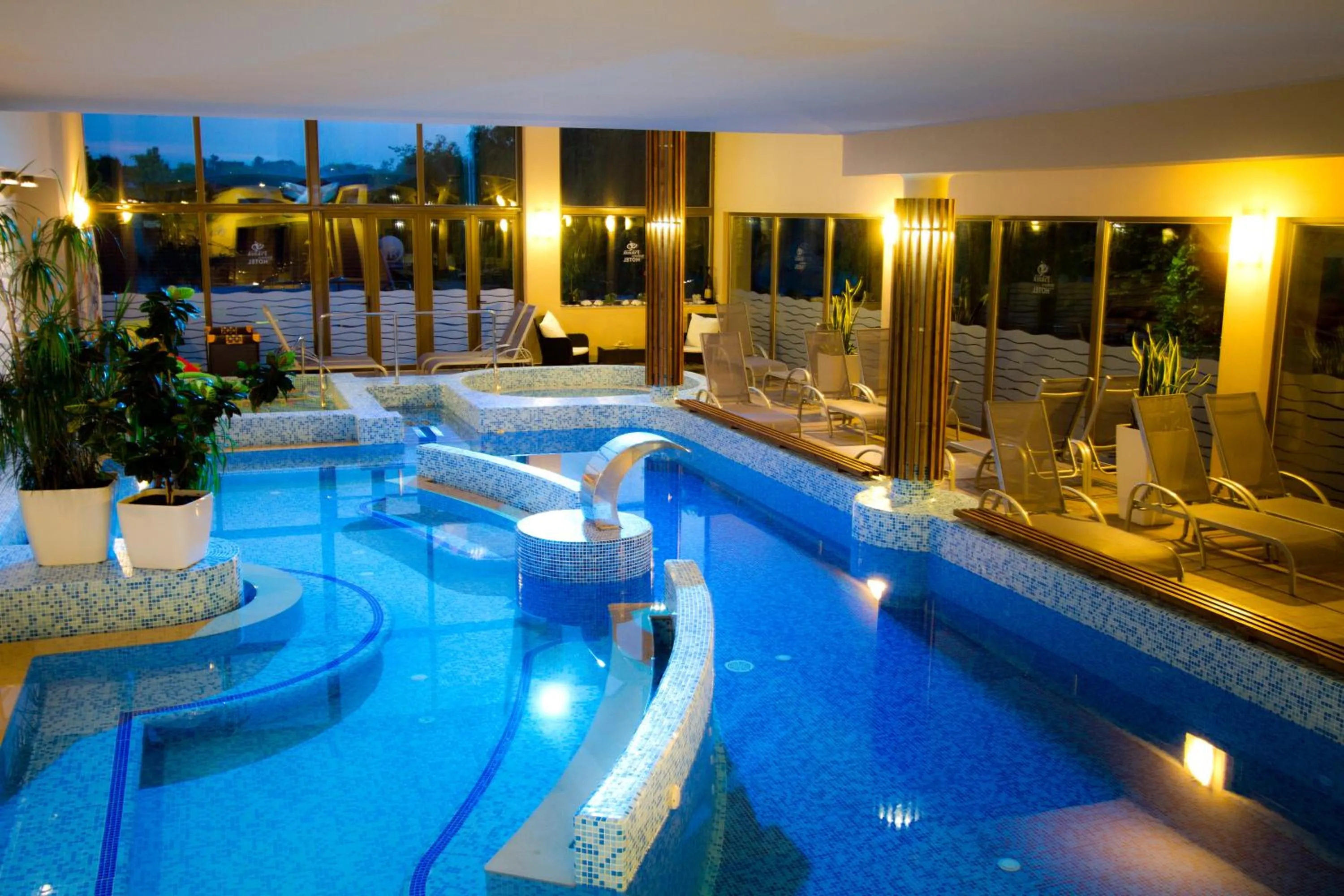 Hot Tub in Piknik Wellness Hotel
