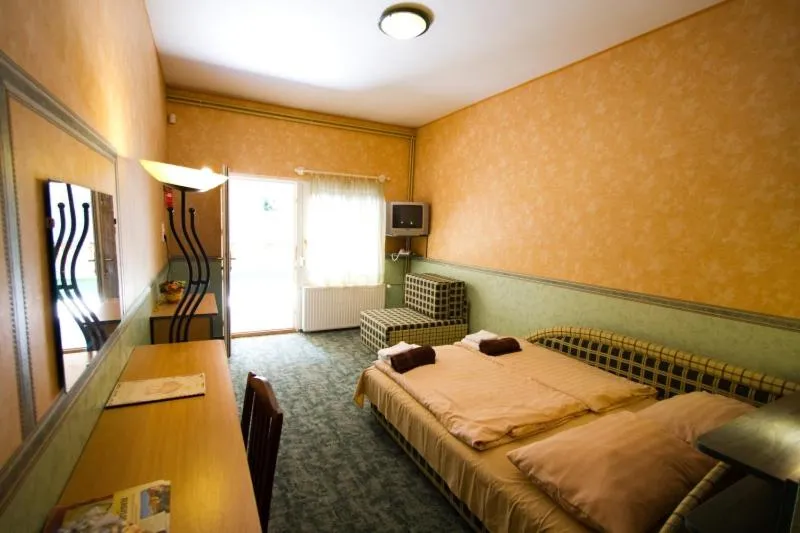 Bed in Piknik Wellness Hotel