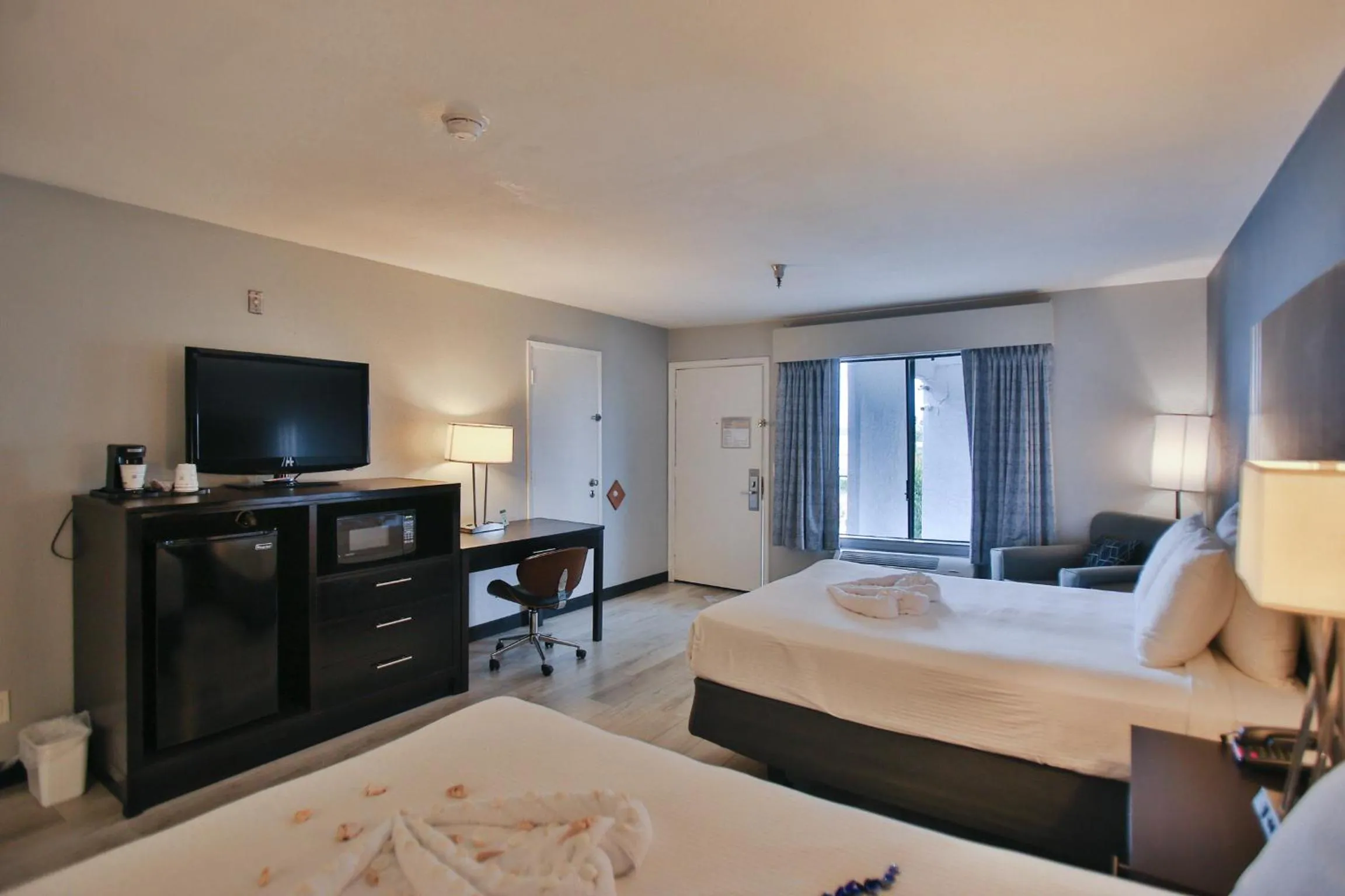 Bedroom, Bed in Best Western Surf City