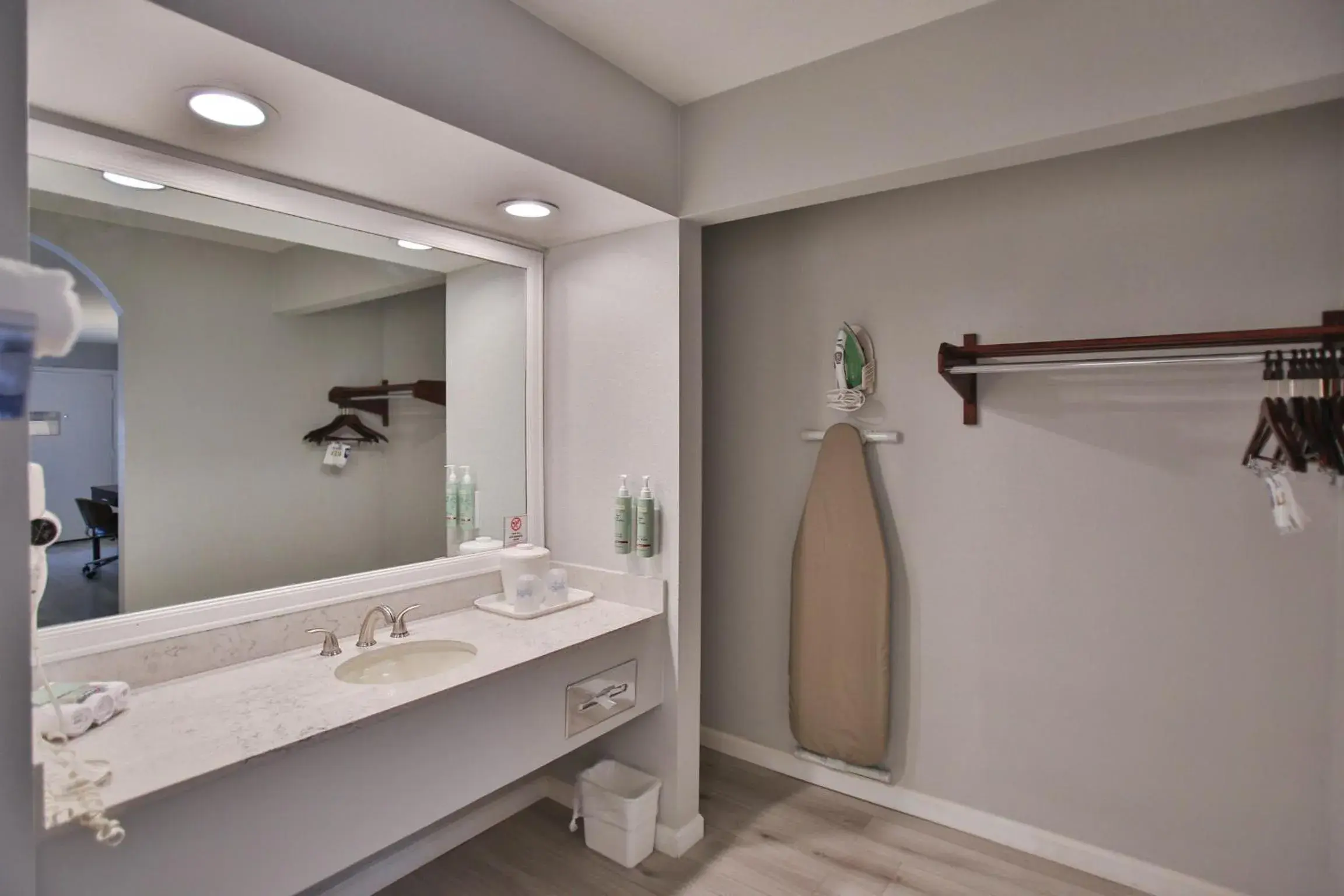 Queen Room with Two Queen Beds - Non-Smoking in Best Western Surf City Queen Room with Two Queen Beds - Non-Smoking in Best Western Surf City