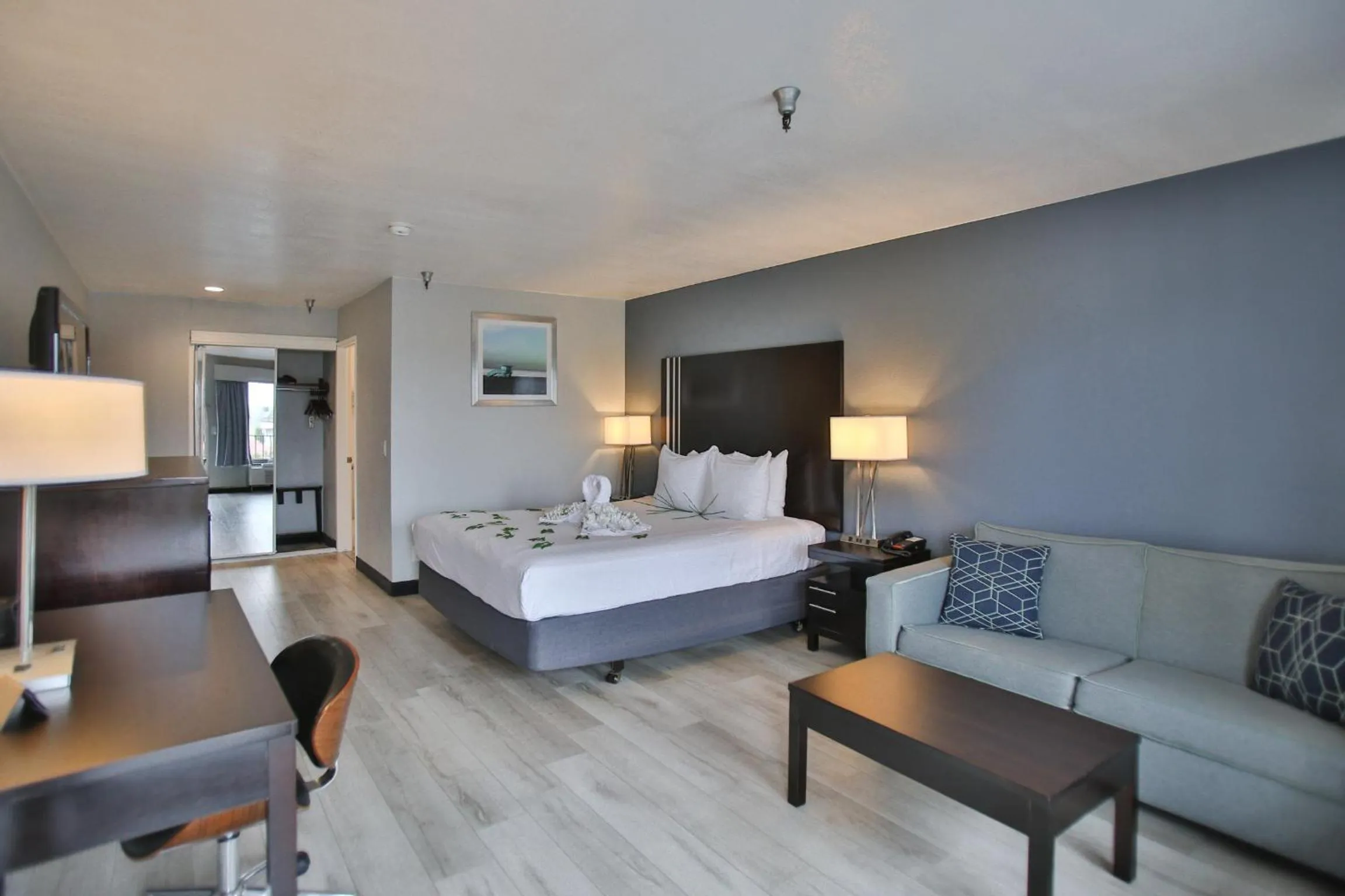 Bed in Best Western Surf City