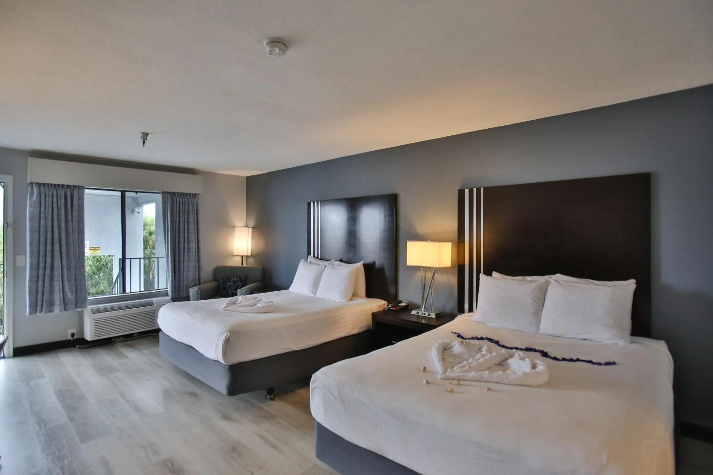 Bedroom, Bed in Best Western Surf City