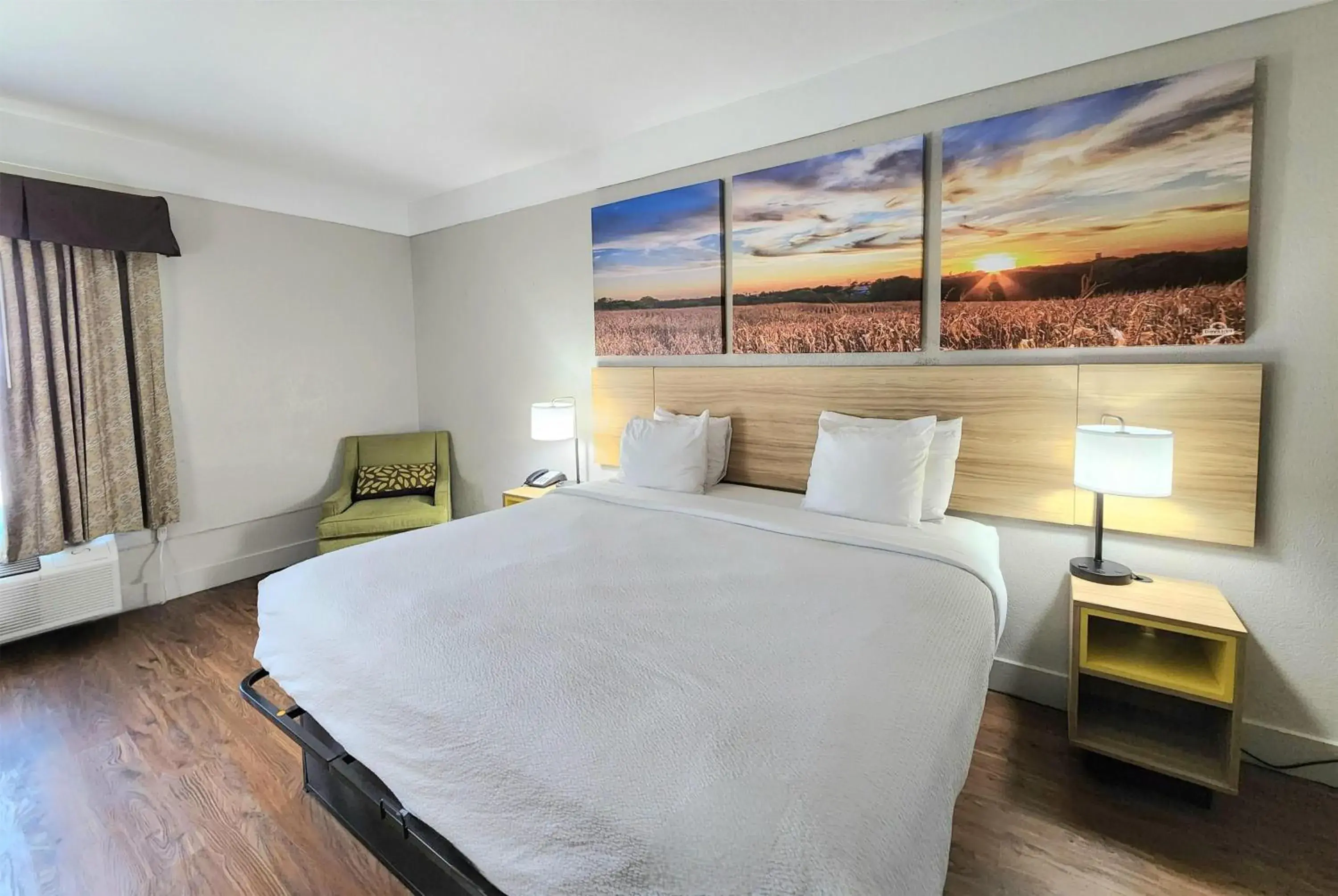 Photo of the whole room, Bed in Days Inn by Wyndham Denham Springs-Baton Rouge East Photo of the whole room, Bed in Days Inn by Wyndham Denham Springs-Baton Rouge East