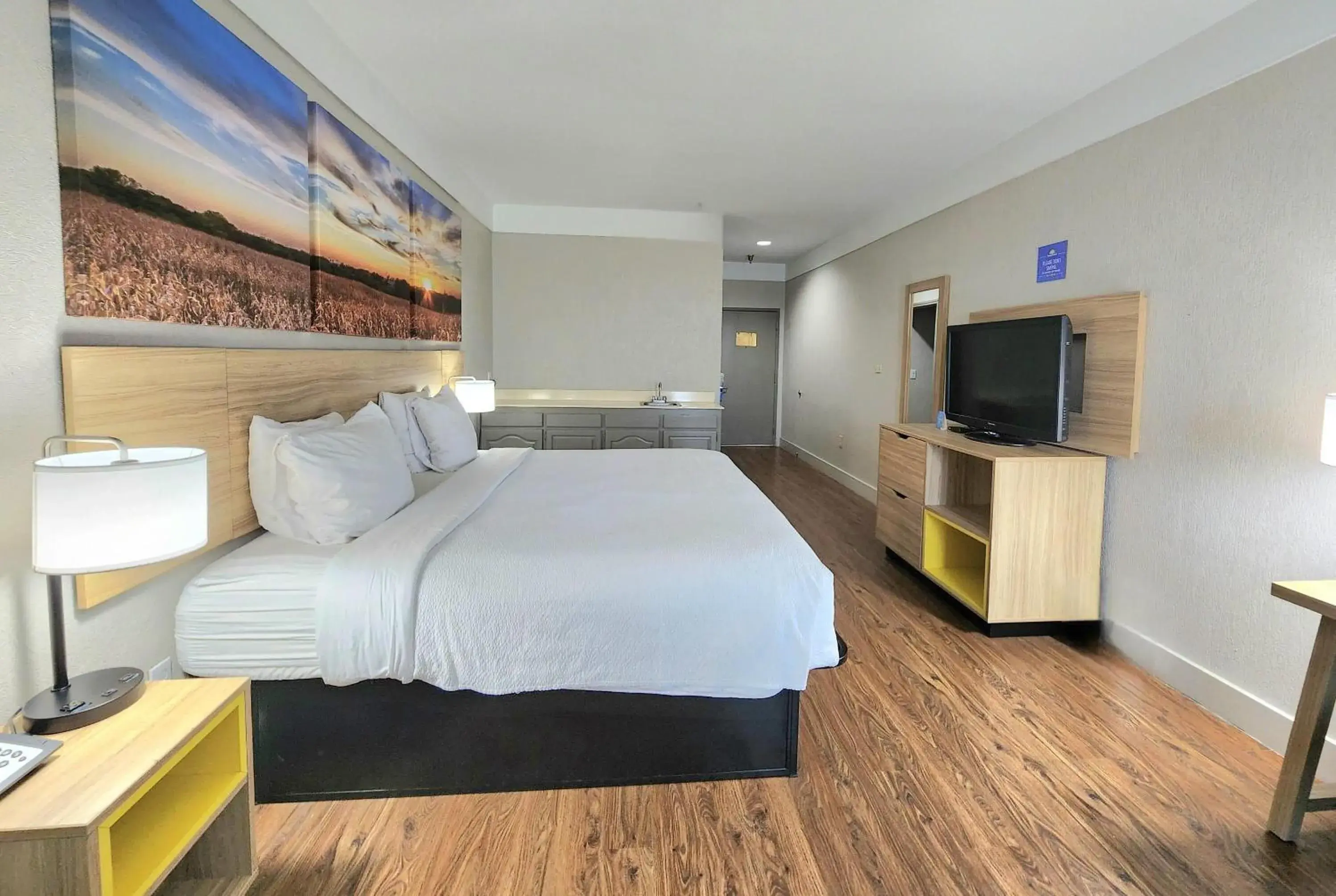 Photo of the whole room, Bed in Days Inn by Wyndham Denham Springs-Baton Rouge East Photo of the whole room, Bed in Days Inn by Wyndham Denham Springs-Baton Rouge East