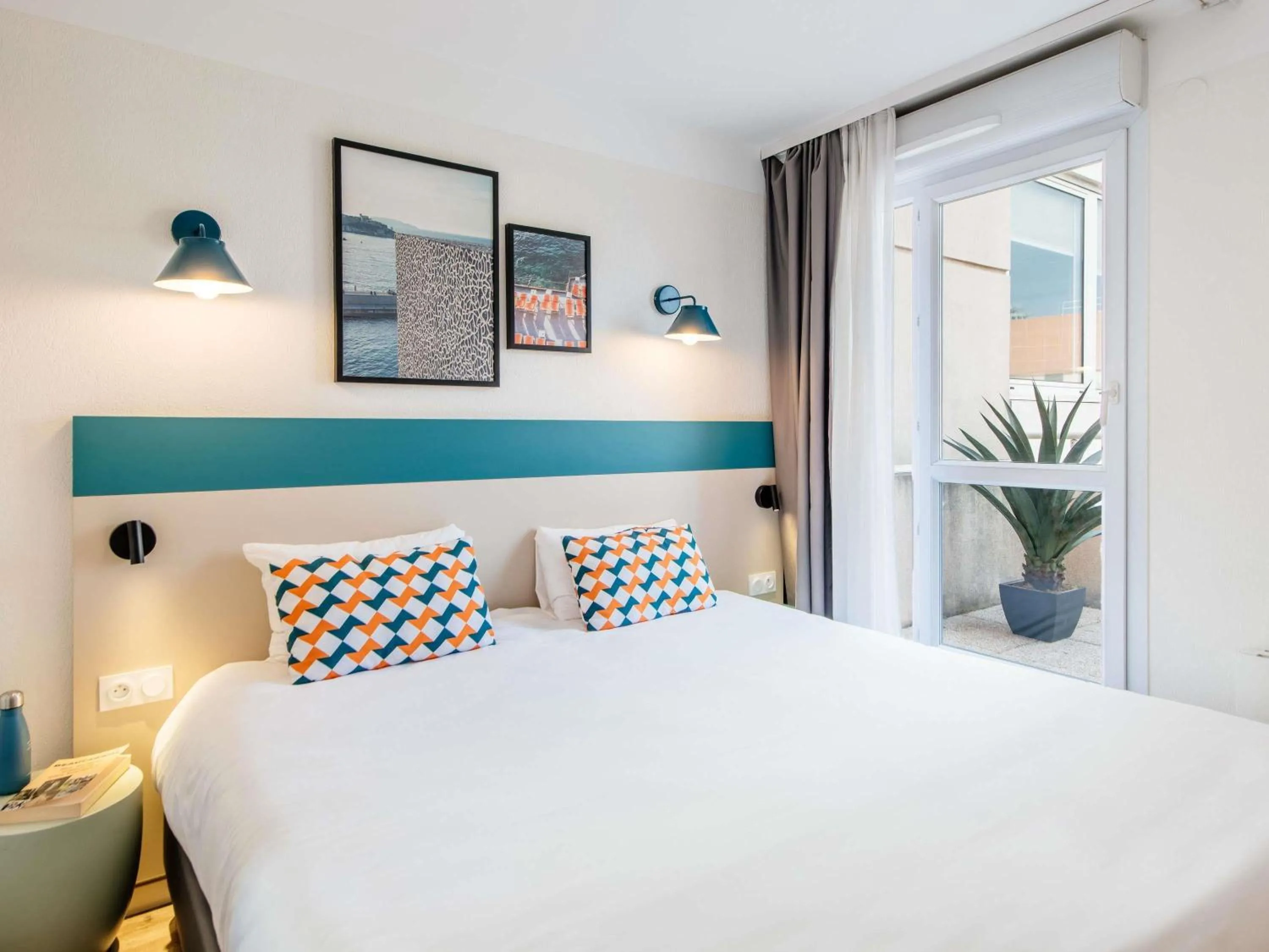 Bedroom, Bed in Aparthotel Adagio Access Marseille Prado Périer