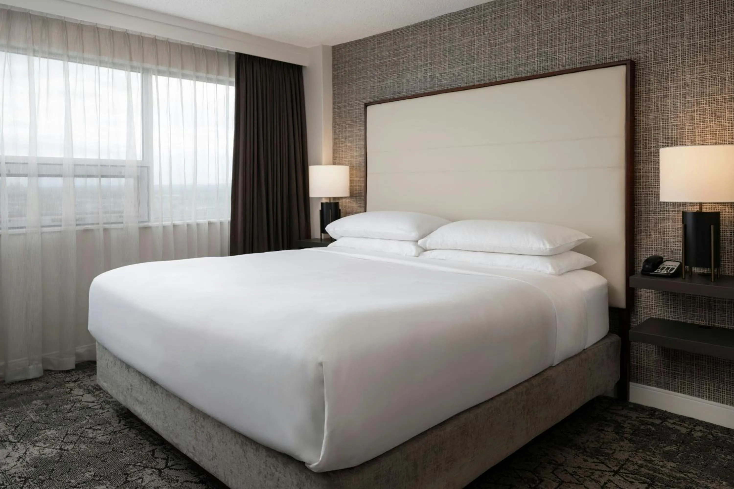 Bedroom, Bed in Sheraton Cavalier Calgary Hotel