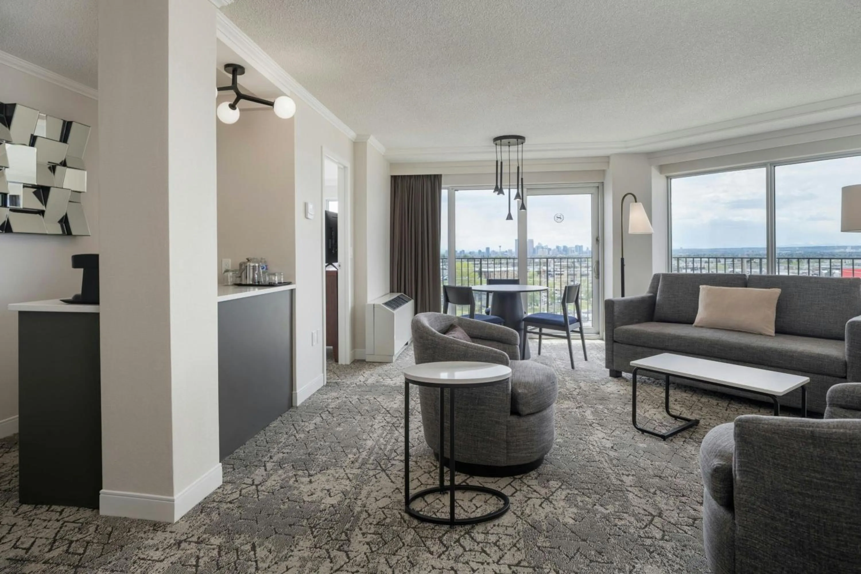 Living room in Sheraton Cavalier Calgary Hotel