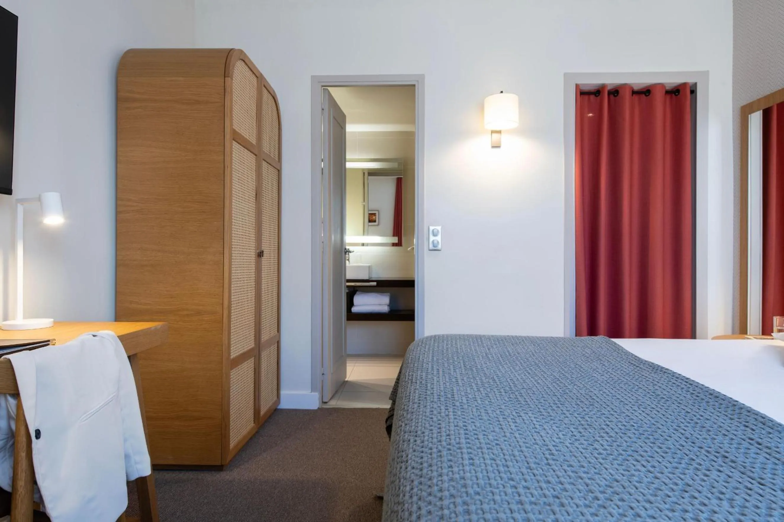 Bedroom, Bed in Hôtel Boutique Cézanne centre Aix-en-Provence