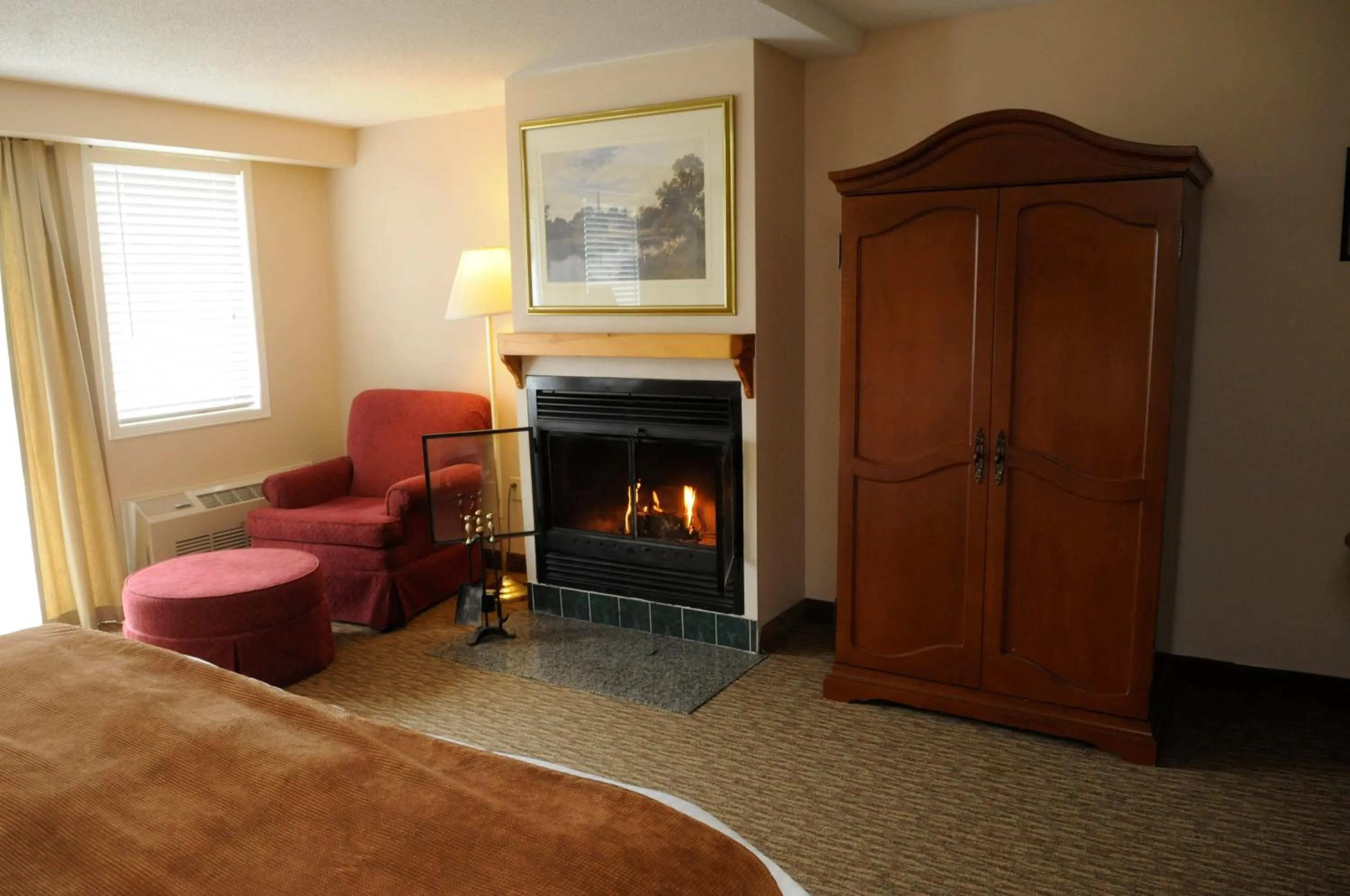 Seating area, Bed in Sherwood Inn