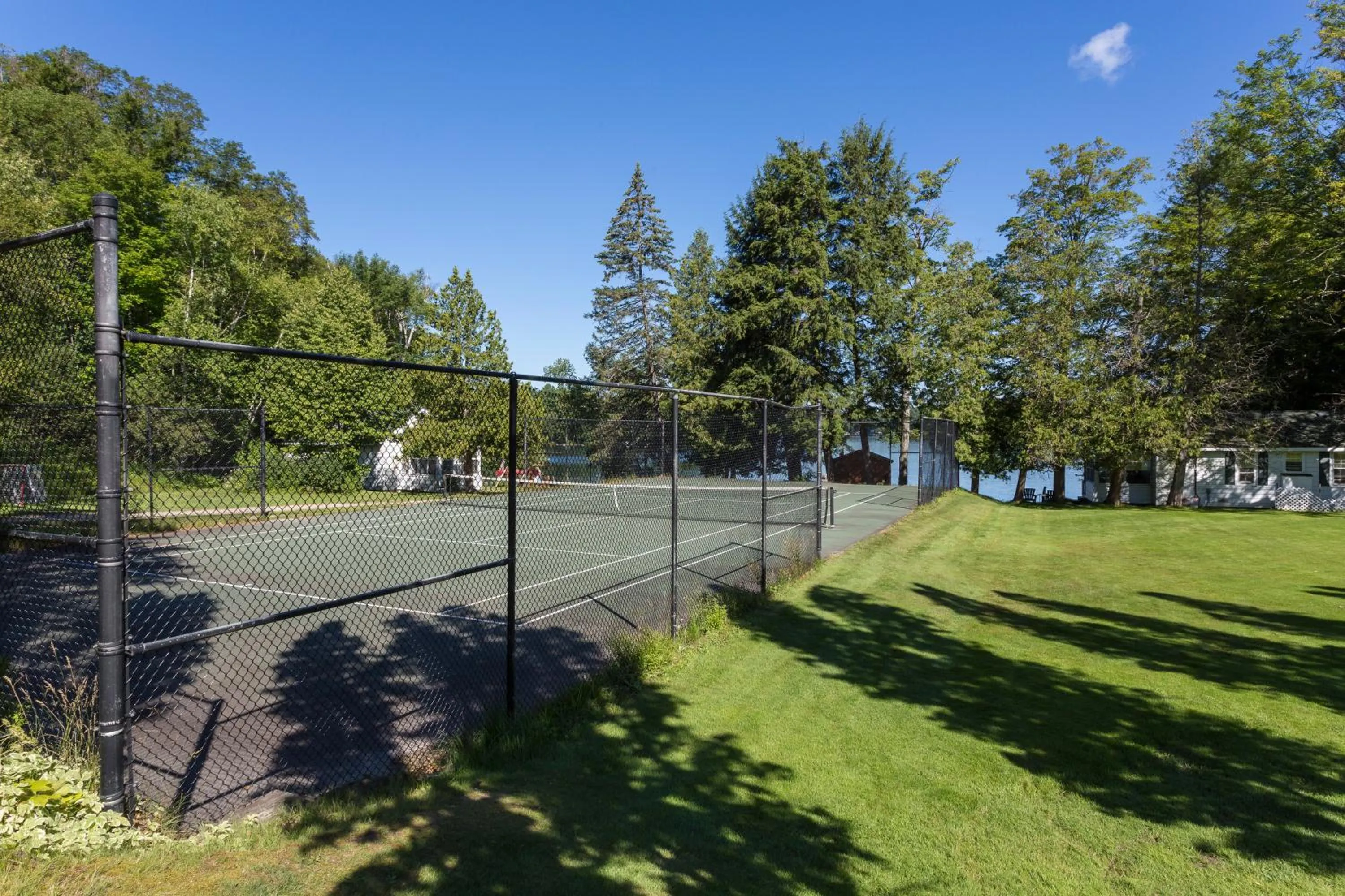 Tennis court in Sherwood Inn