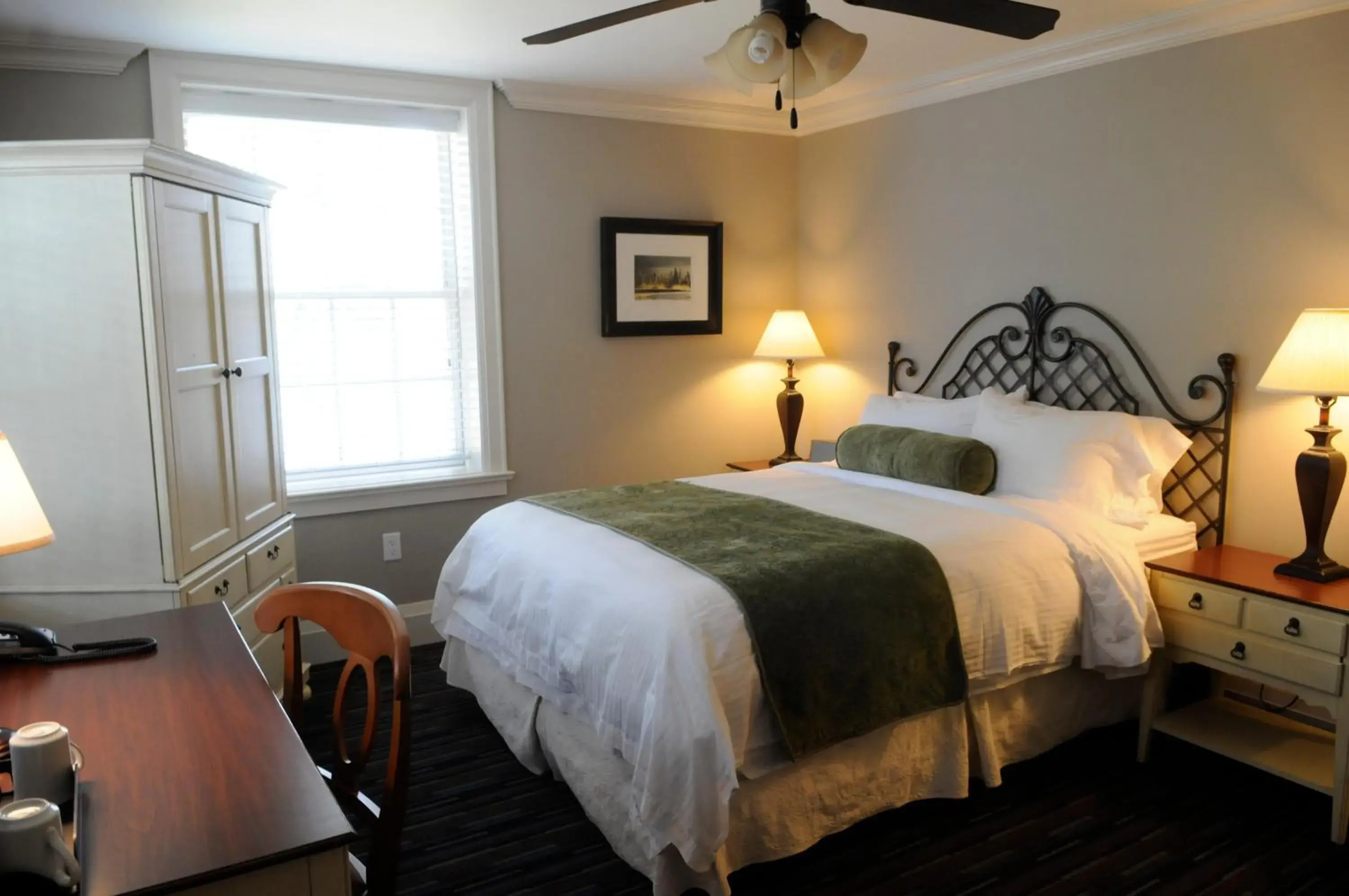 Standard Queen Room - Inn in Sherwood Inn Standard Queen Room - Inn in Sherwood Inn