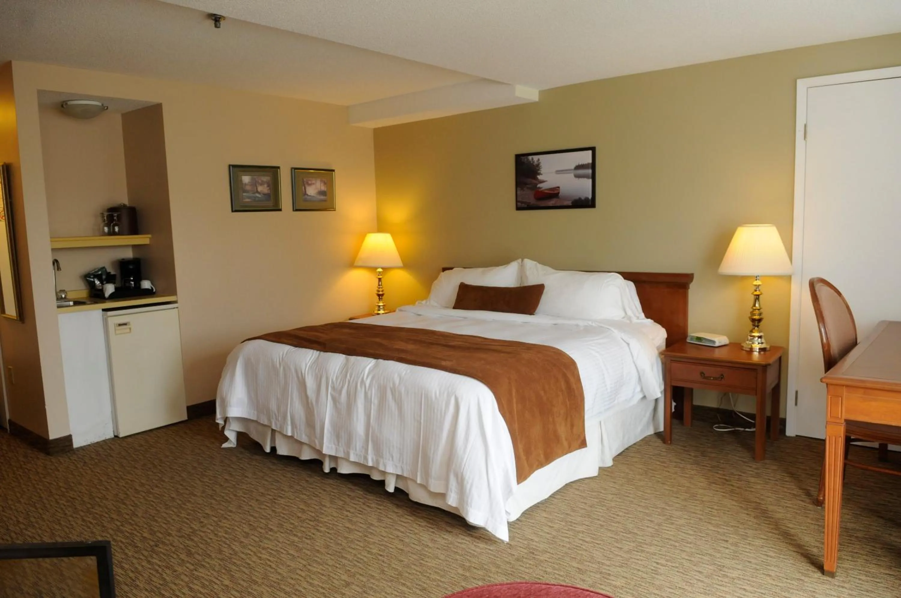 Photo of the whole room, Bed in Sherwood Inn