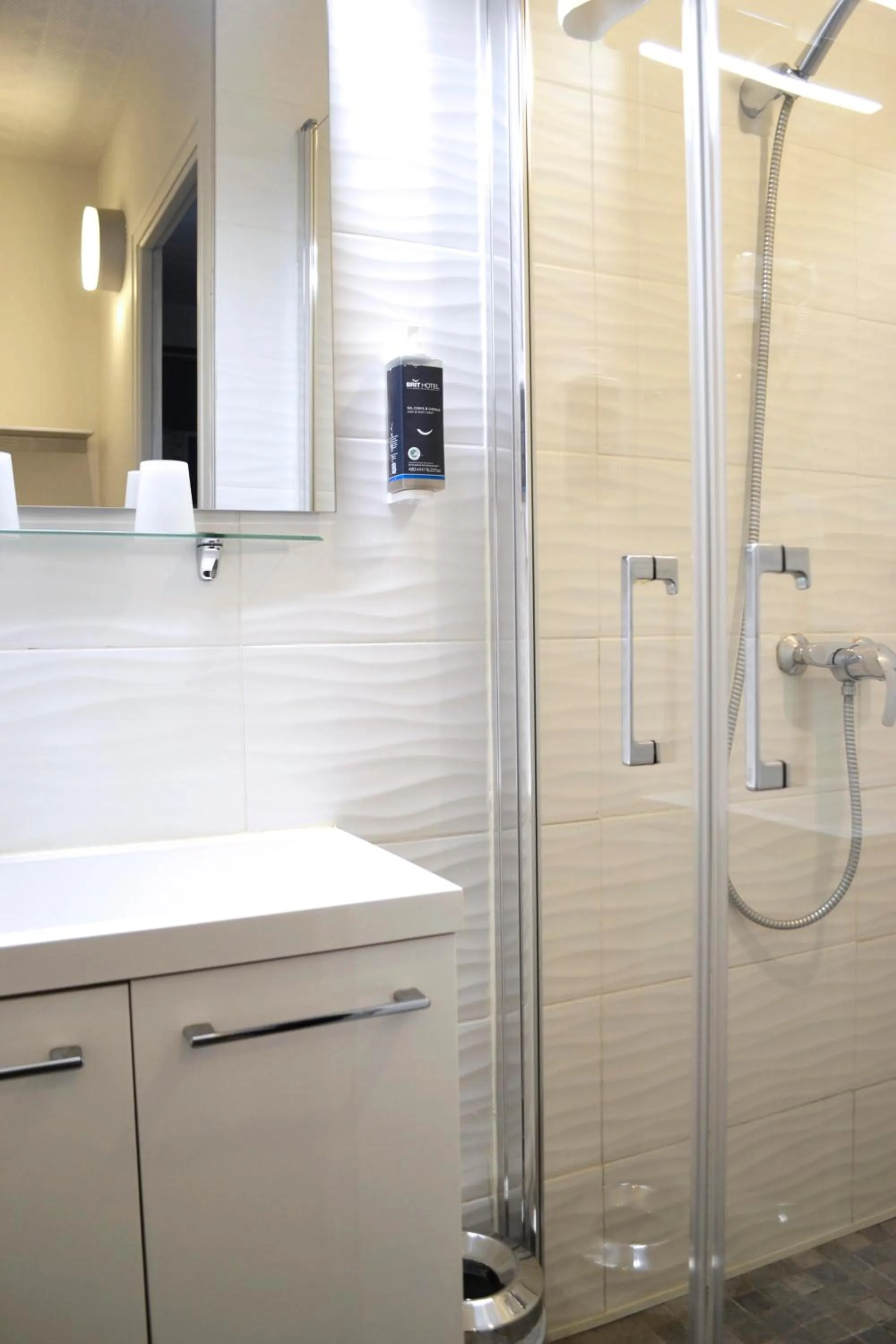 Shower in Brit Hotel Le Surcouf