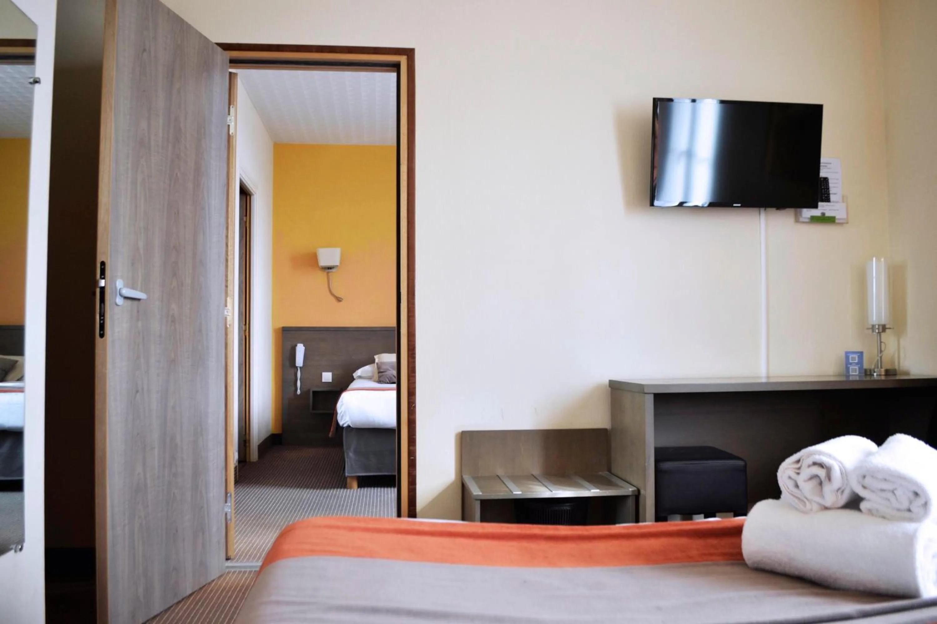 Family, Bed in Brit Hotel Le Surcouf