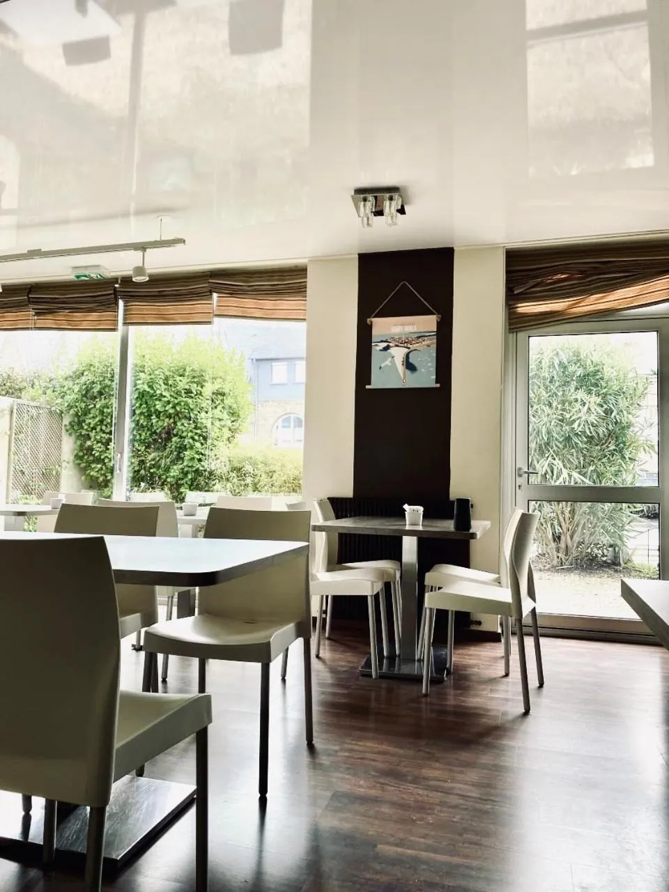 Dining area in Brit Hotel Le Surcouf
