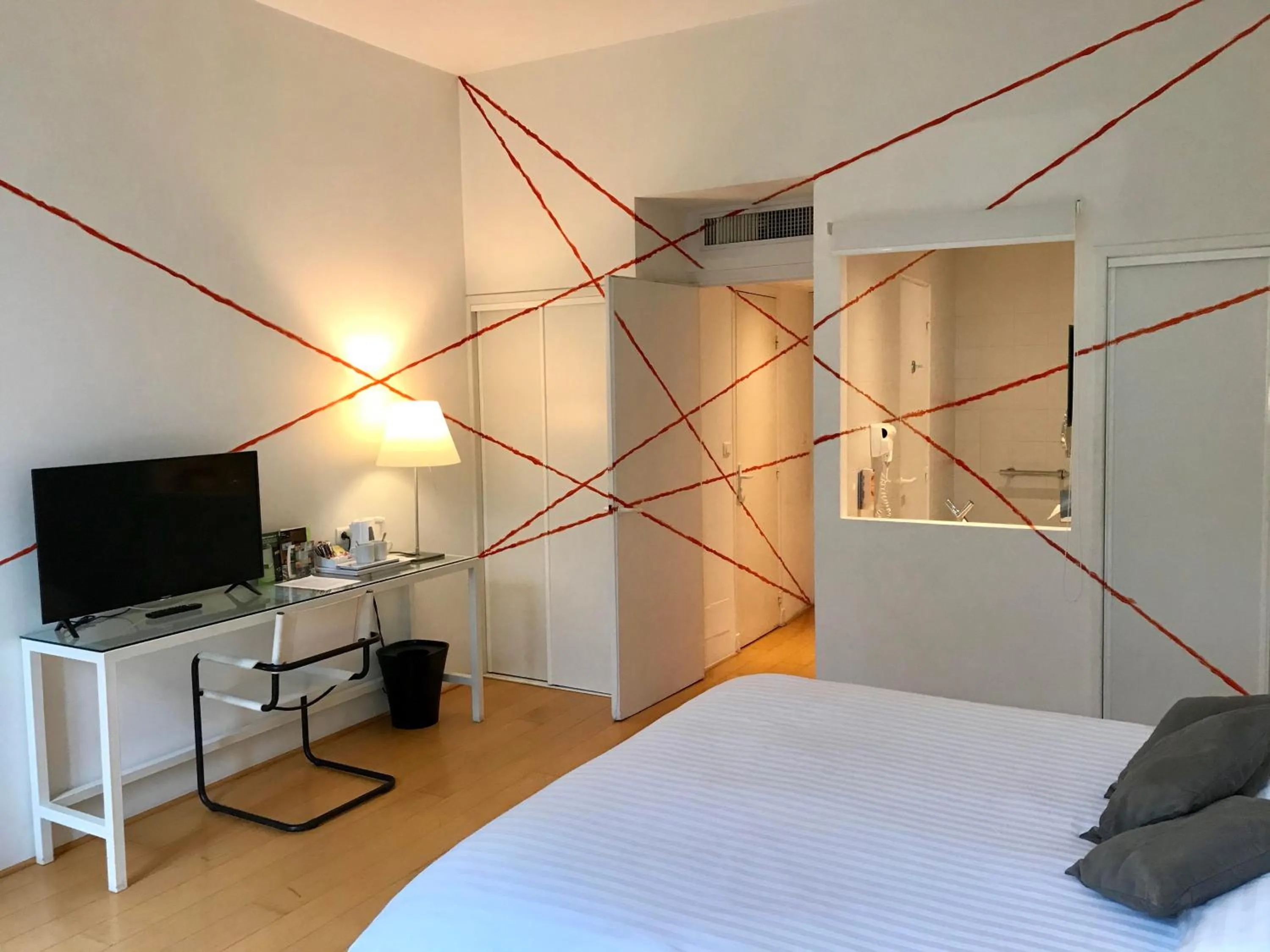 Photo of the whole room, Bed in Le Windsor, Jungle Art Hotel