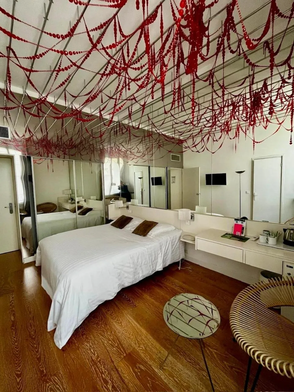 Bedroom, Bed in Le Windsor, Jungle Art Hotel