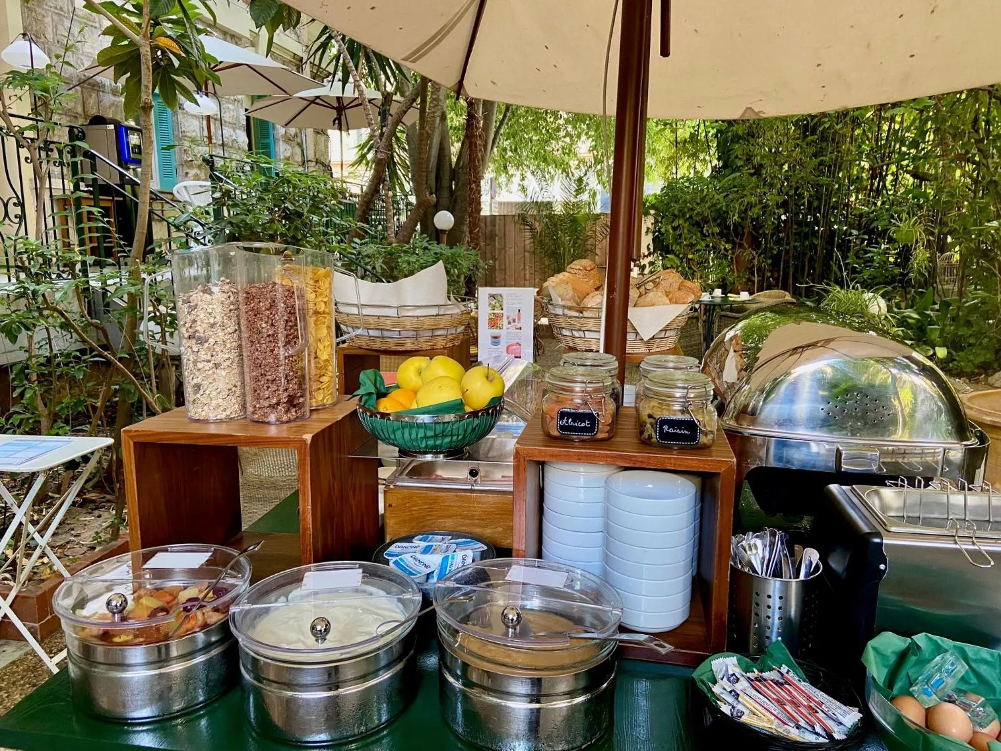 Breakfast in Le Windsor, Jungle Art Hotel