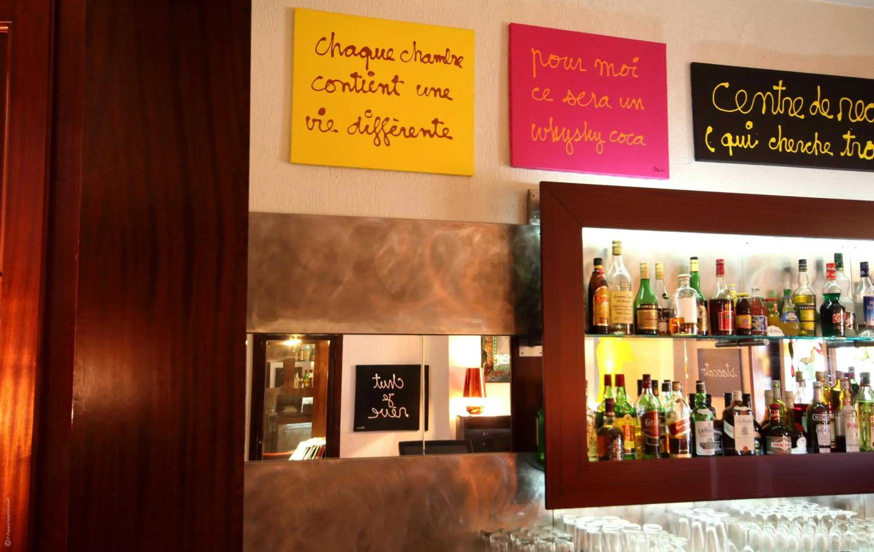 Lounge or bar in Le Windsor, Jungle Art Hotel Lounge or bar in Le Windsor, Jungle Art Hotel