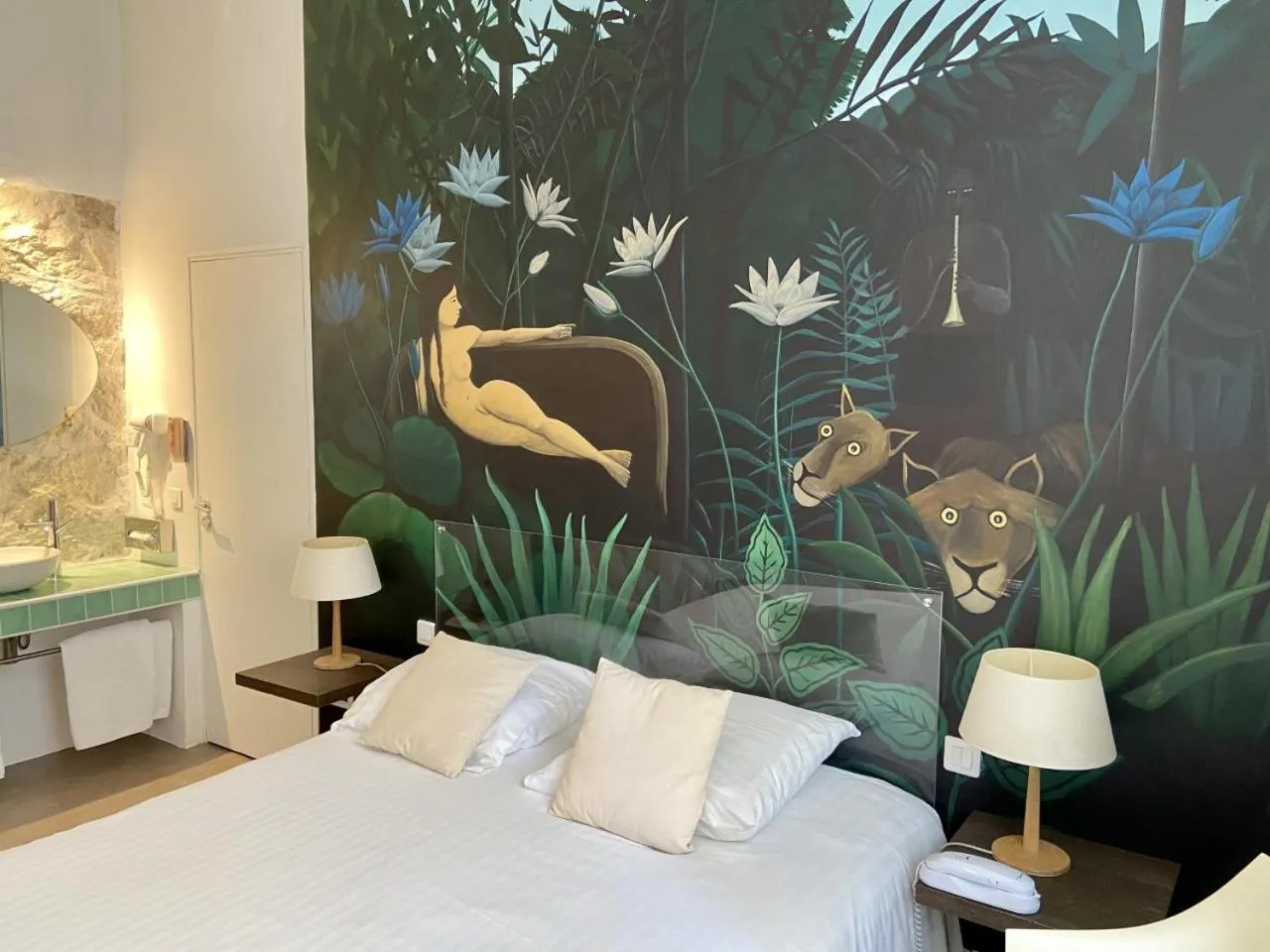 Bedroom, Bed in Le Windsor, Jungle Art Hotel