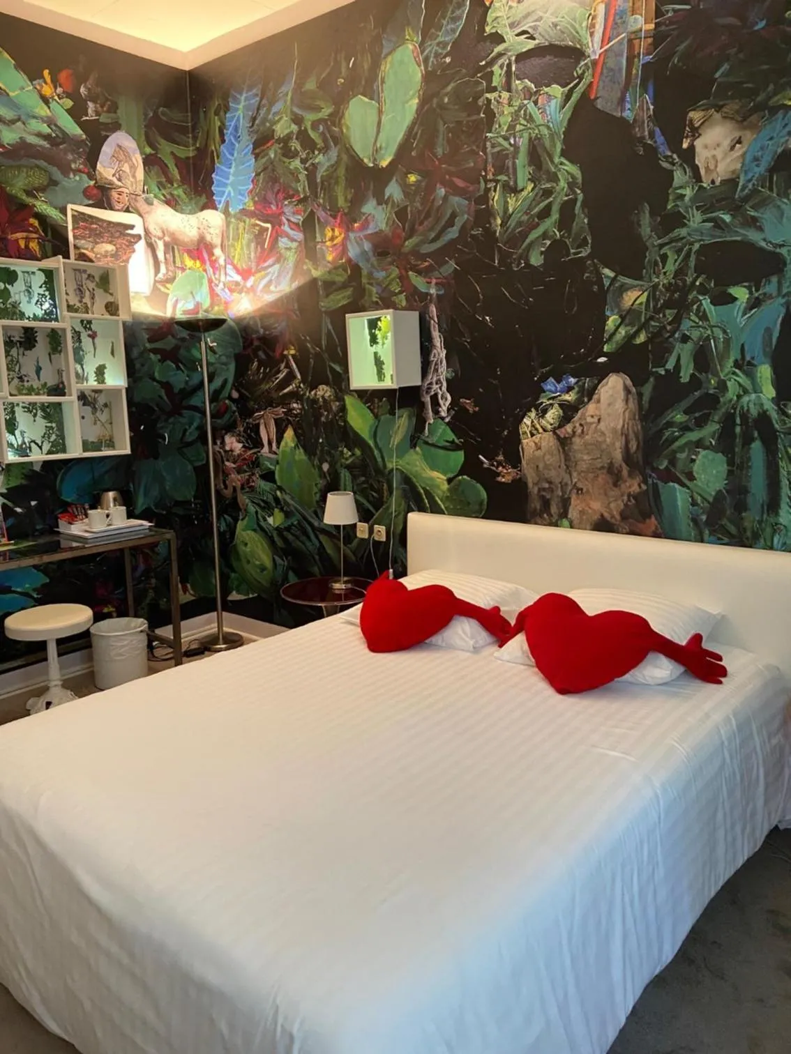 Bedroom, Bed in Le Windsor, Jungle Art Hotel