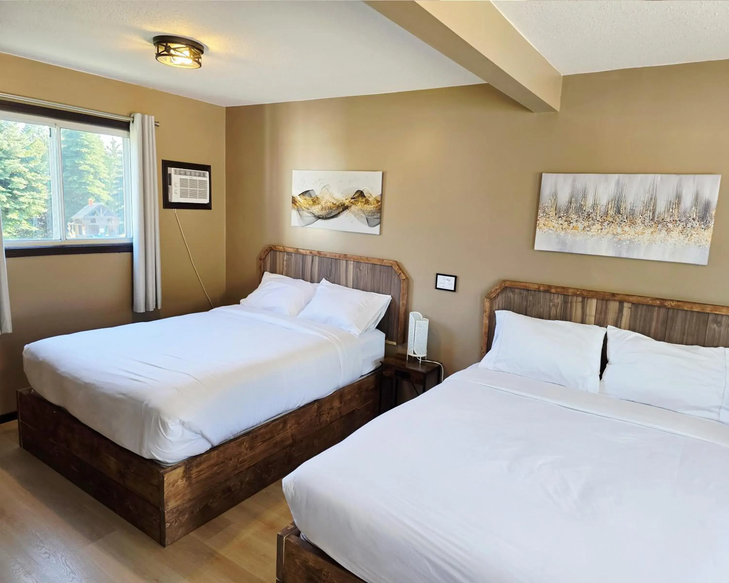 Deluxe Queen Room with Two Queen Beds in Skimmerhorn Inn Deluxe Queen Room with Two Queen Beds in Skimmerhorn Inn