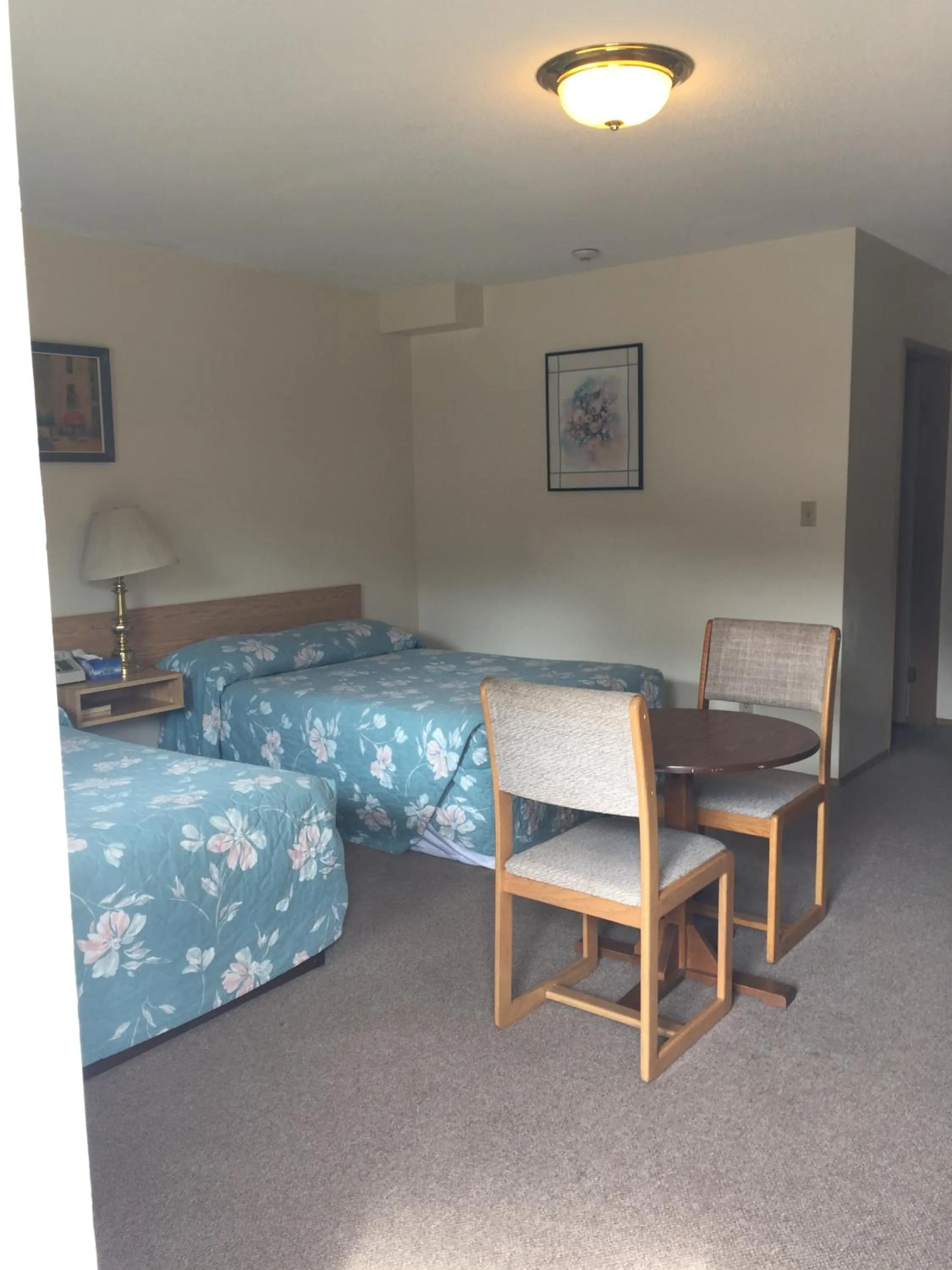 Bed in Mountain View Motel