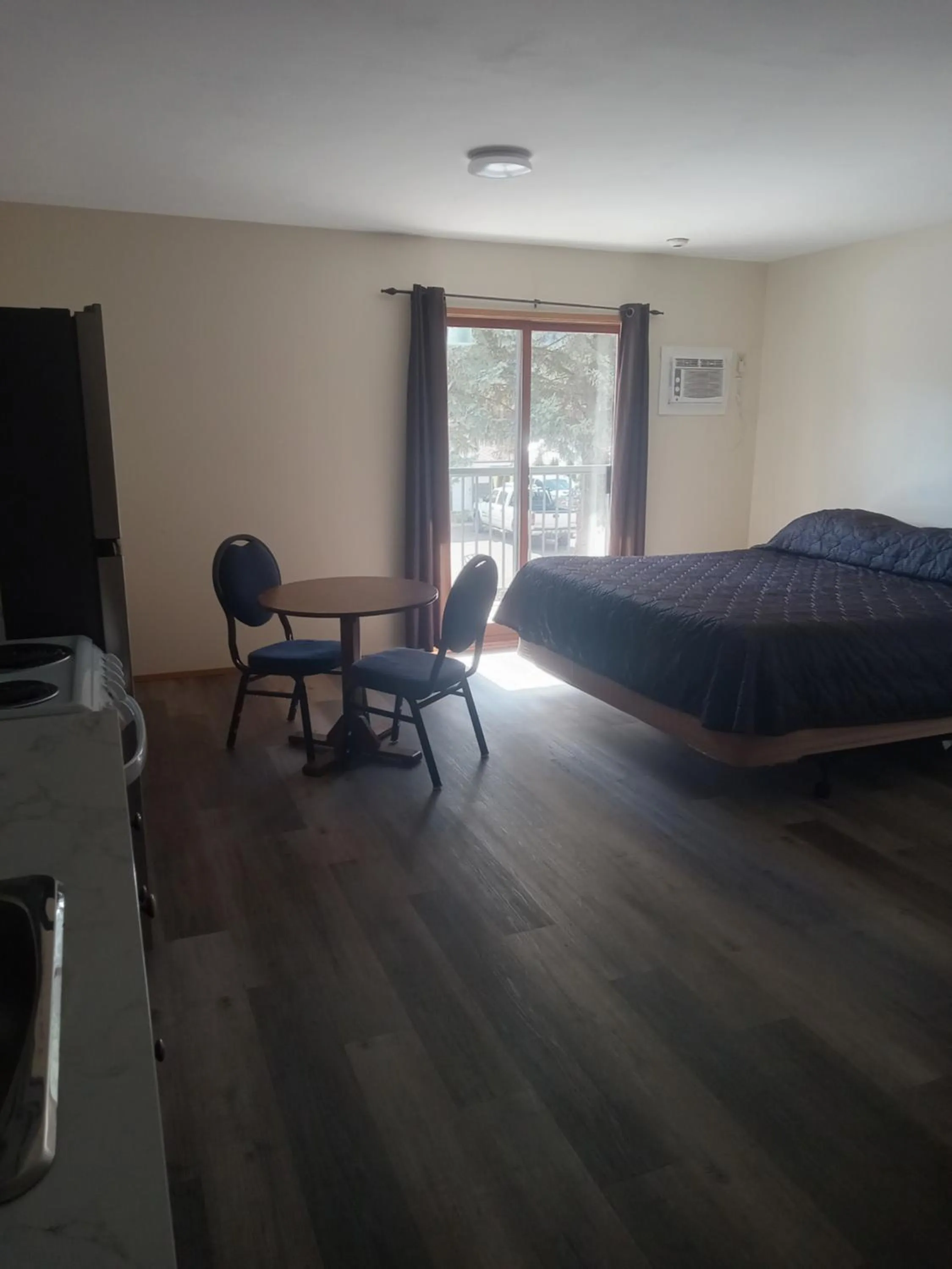 Bed in Mountain View Motel