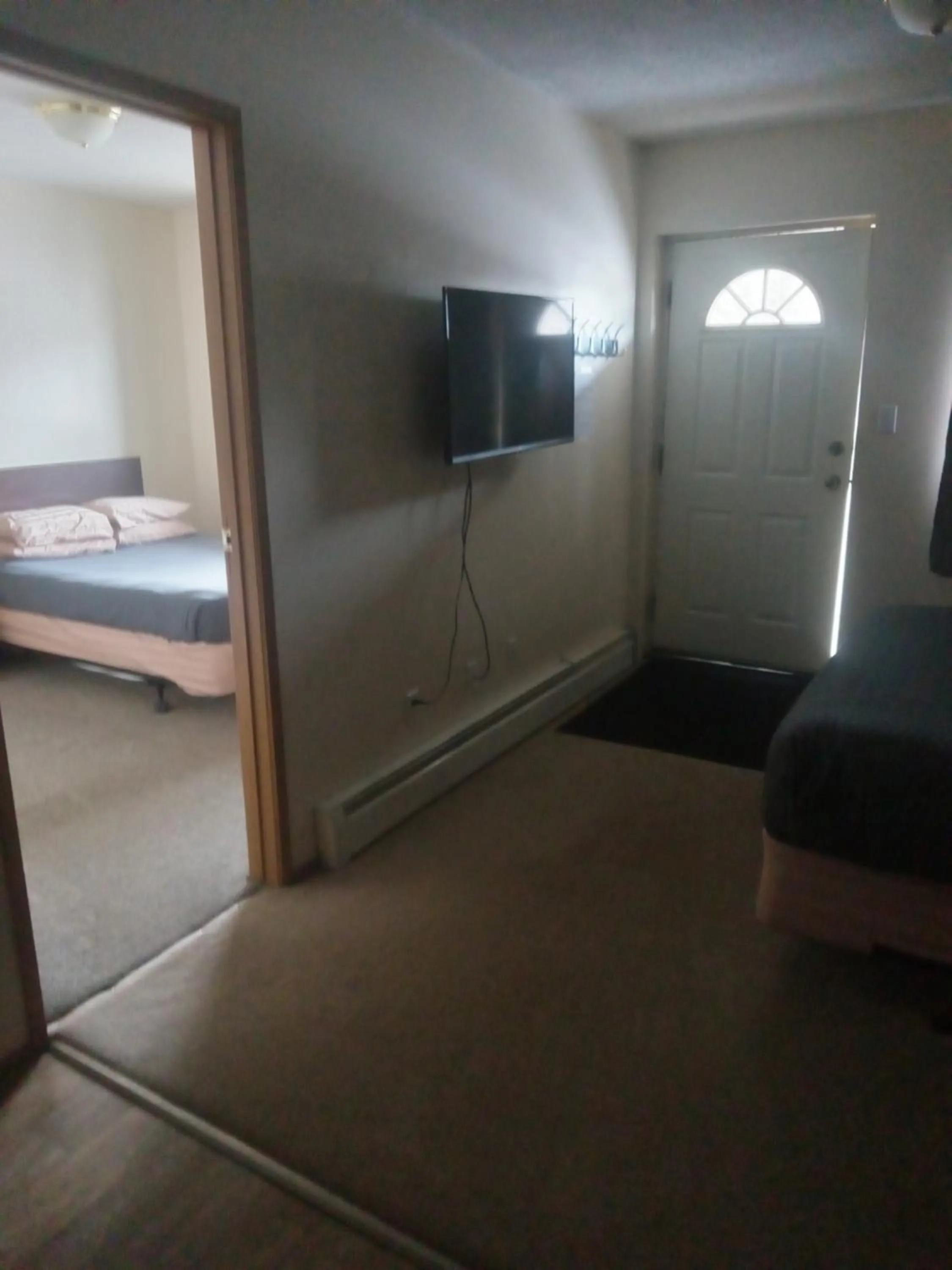 Bed in Mountain View Motel