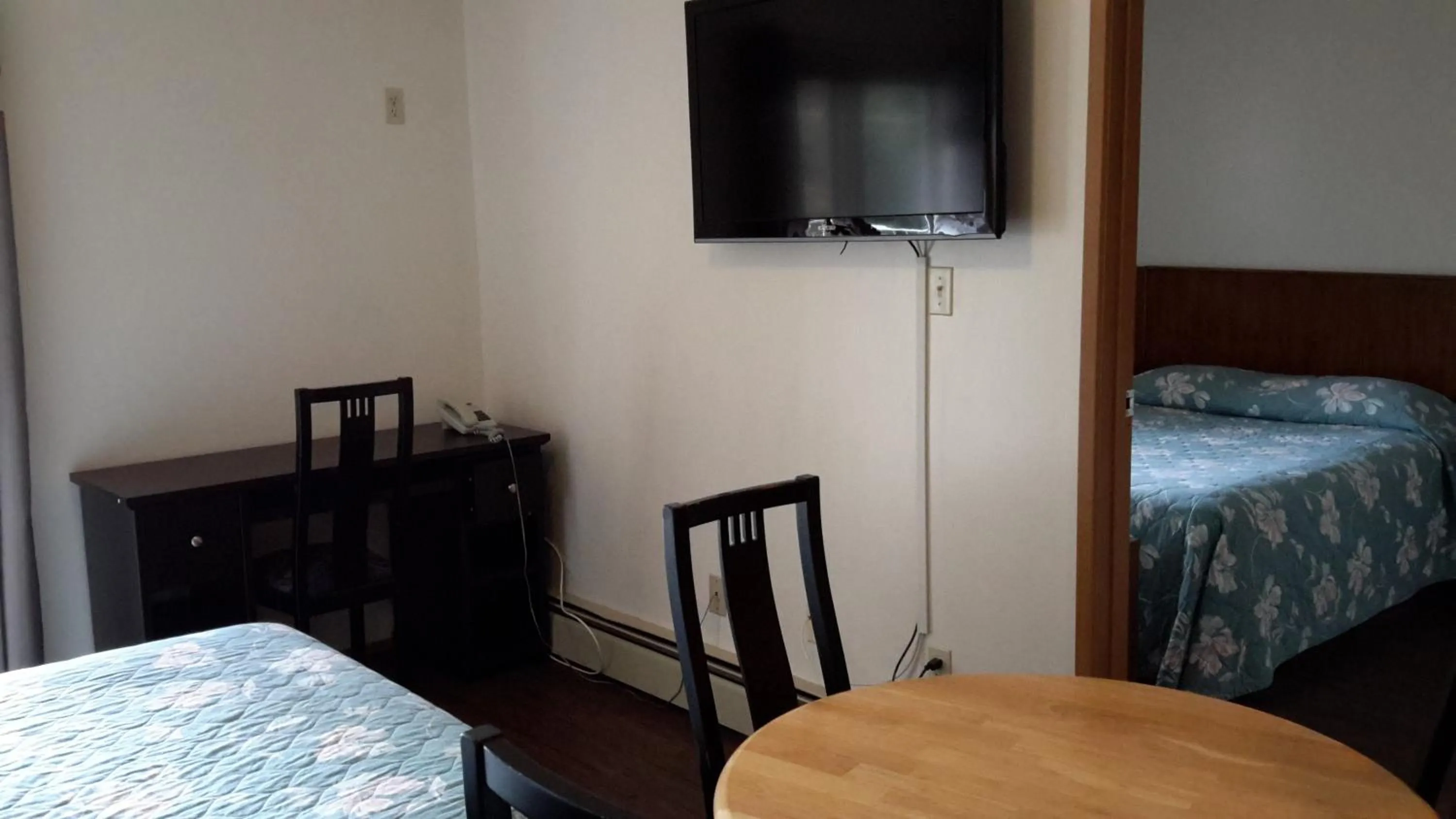 Decorative detail, Bed in Mountain View Motel