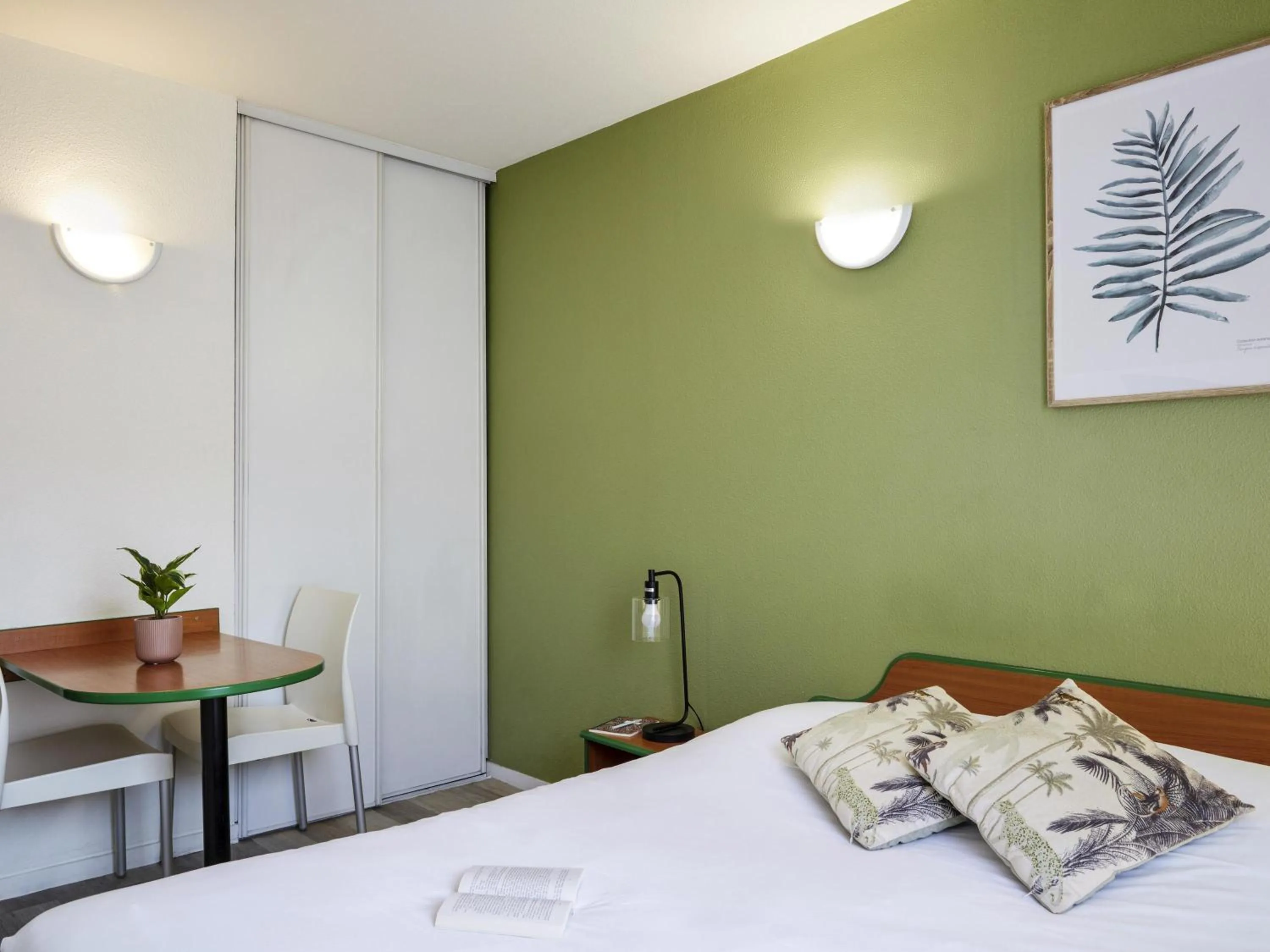 Bedroom, Bed in Aparthotel Adagio Access Bordeaux Rodesse