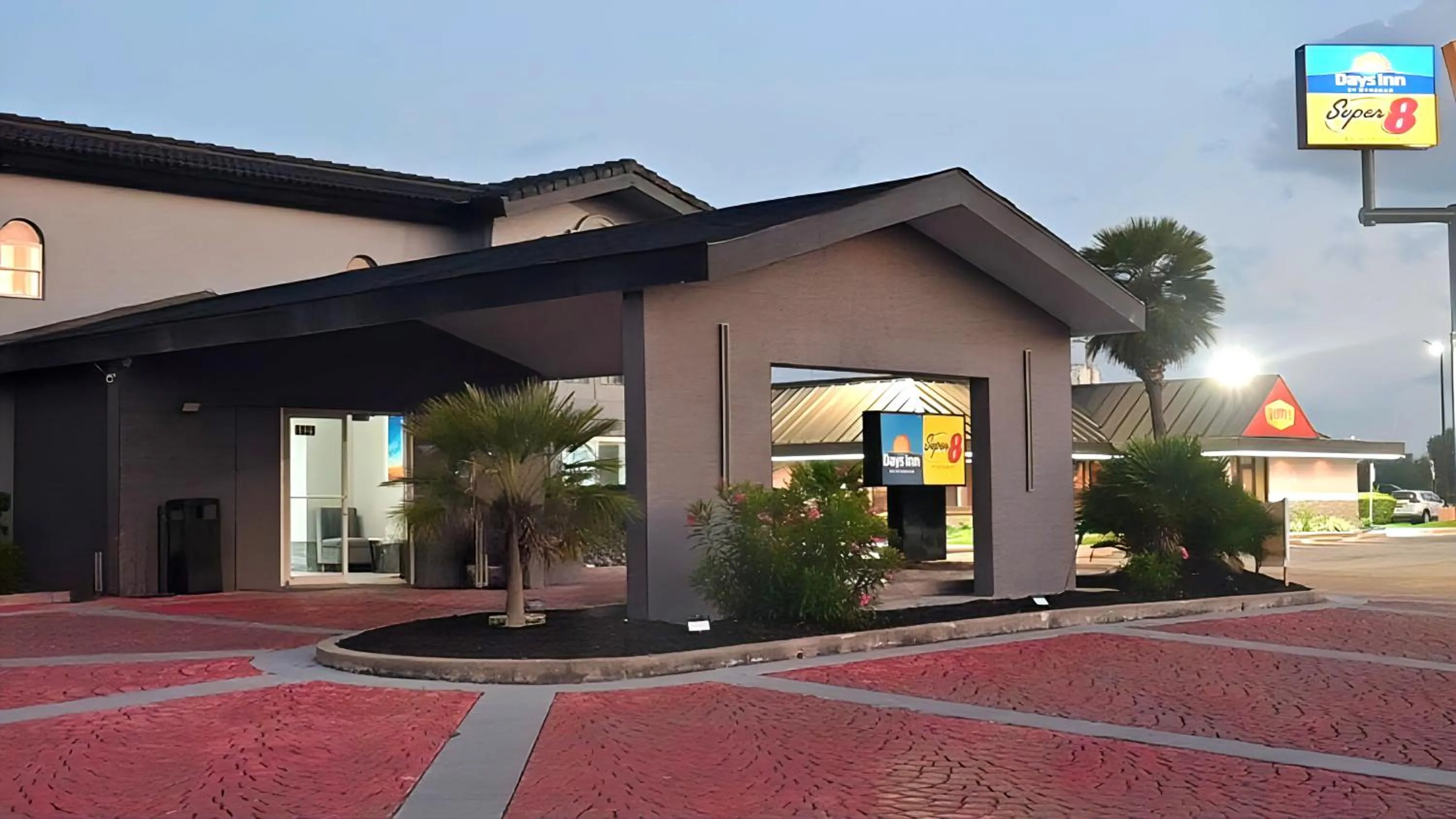 Facade/entrance in Days Inn & Suites by Wyndham Texas City