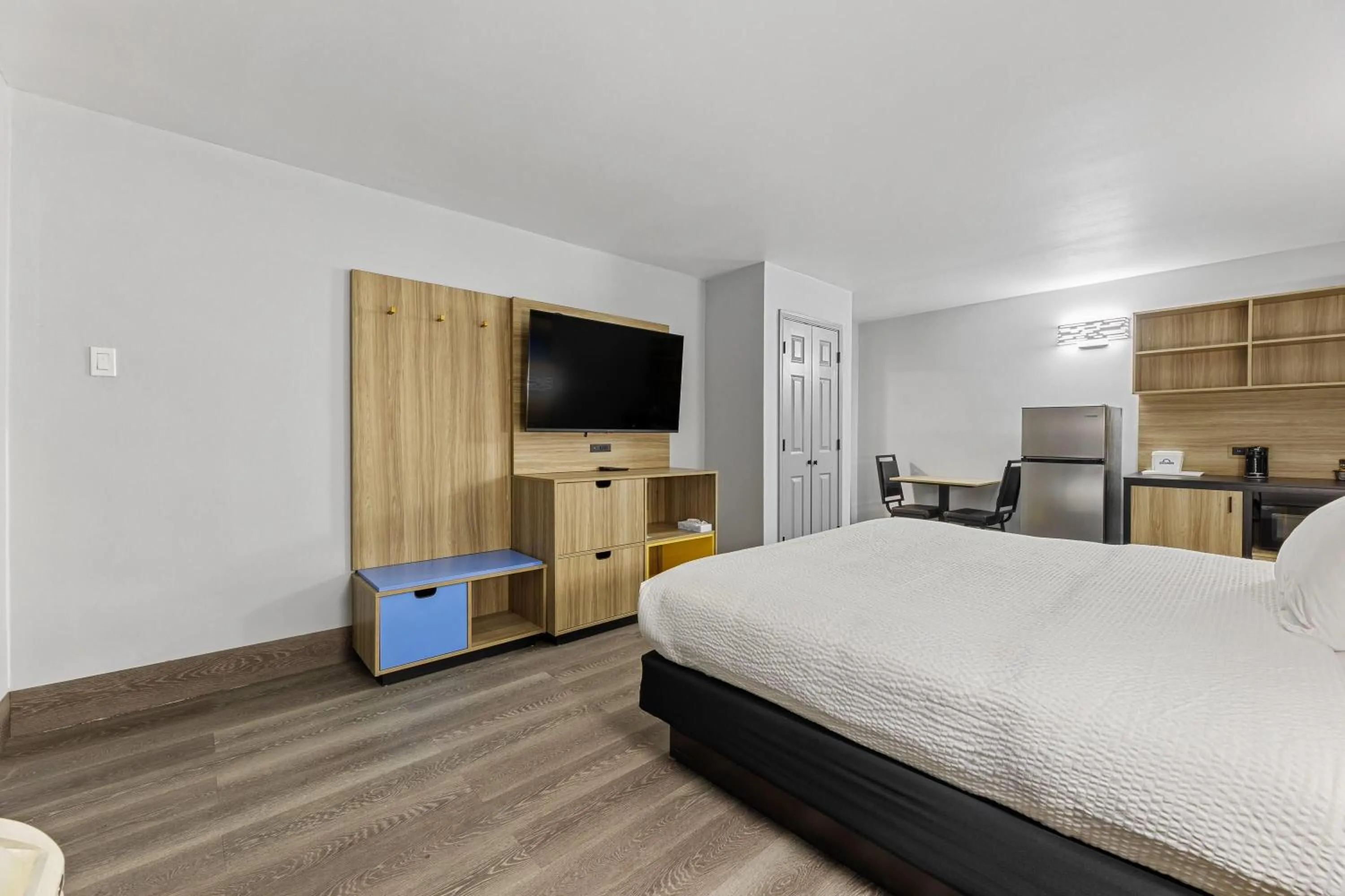 Photo of the whole room, Bed in Days Inn & Suites by Wyndham Texas City