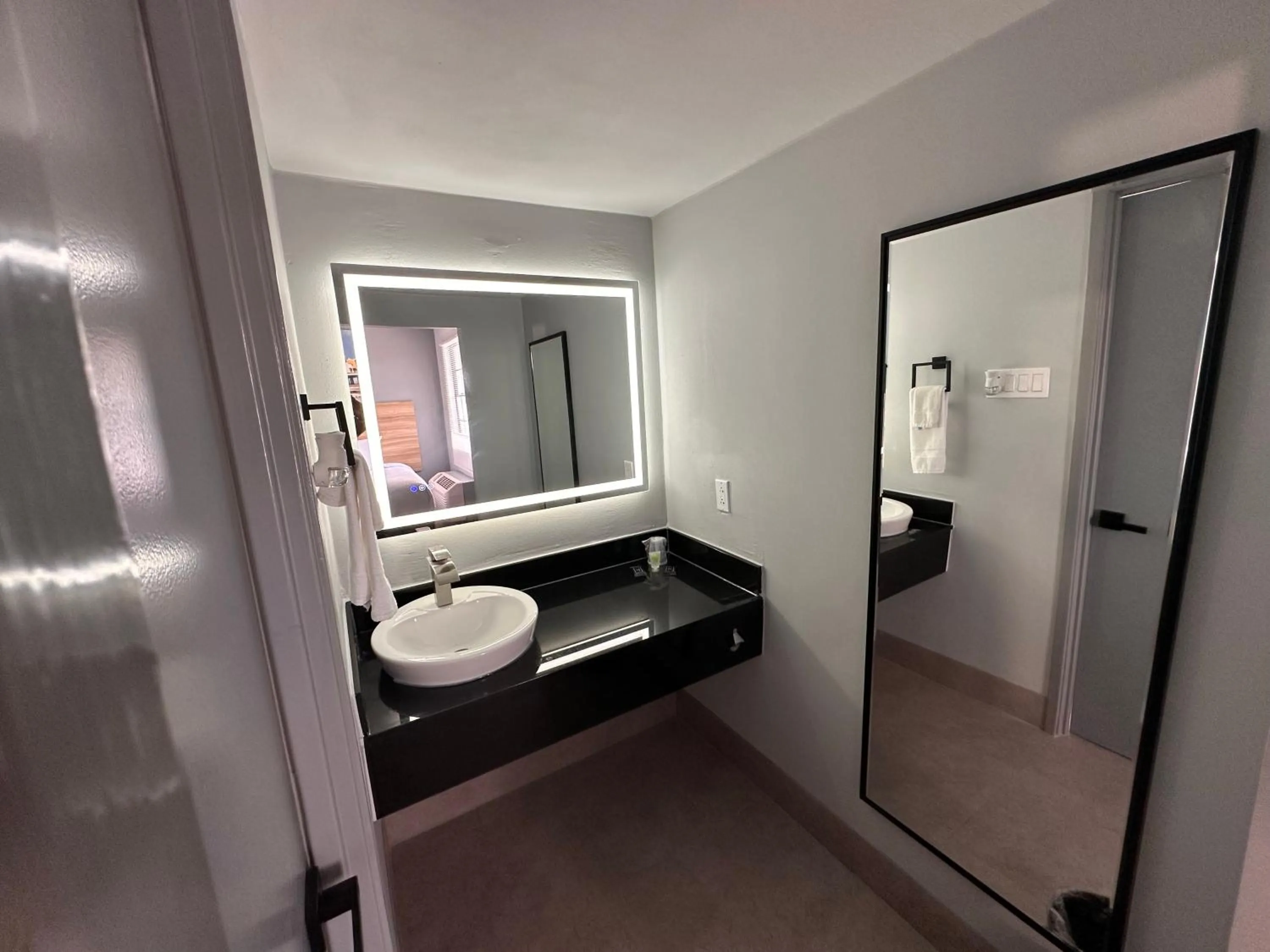 Bathroom in Scottish Inns & Suites