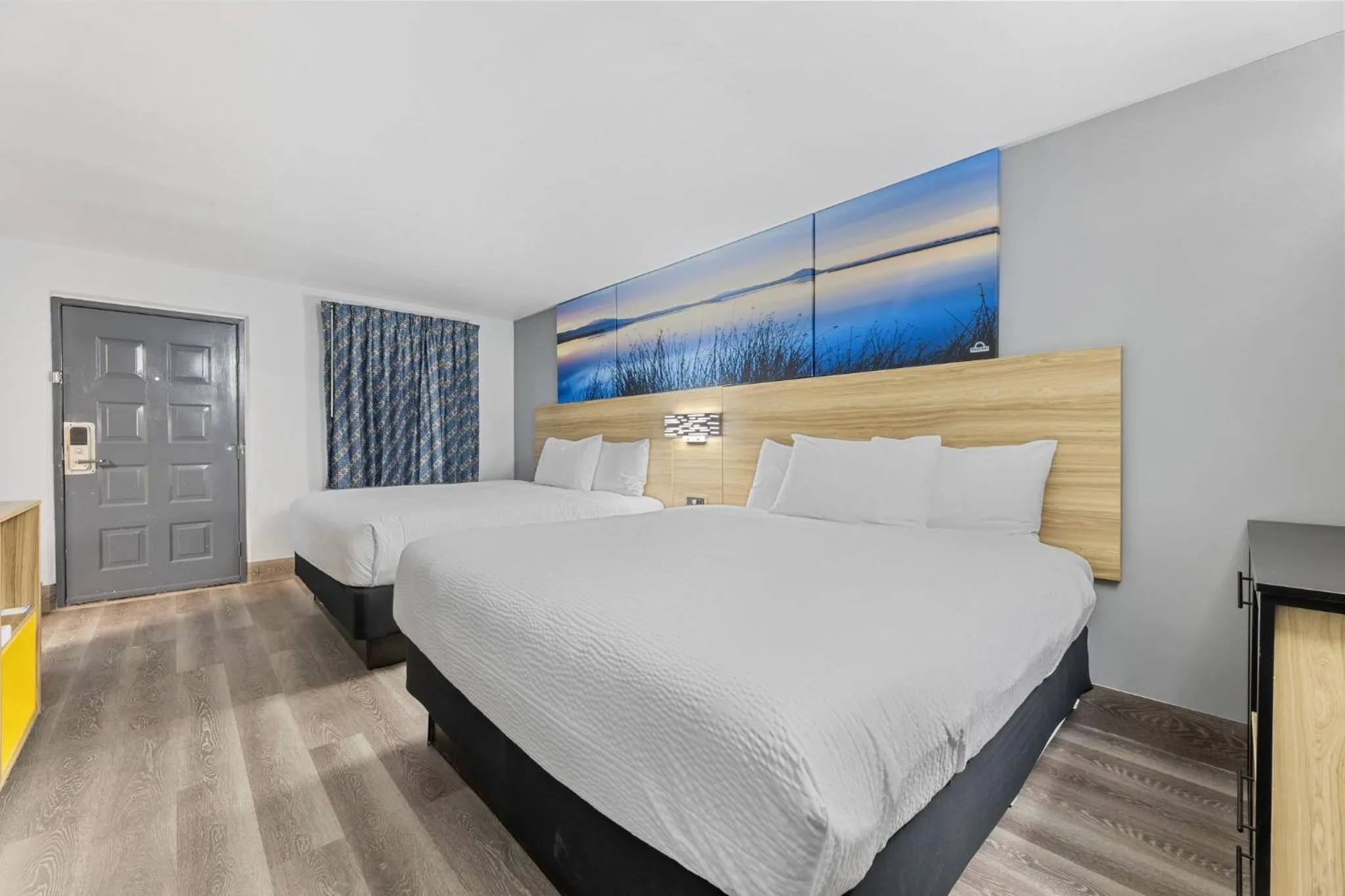 Bed in Days Inn & Suites by Wyndham Texas City