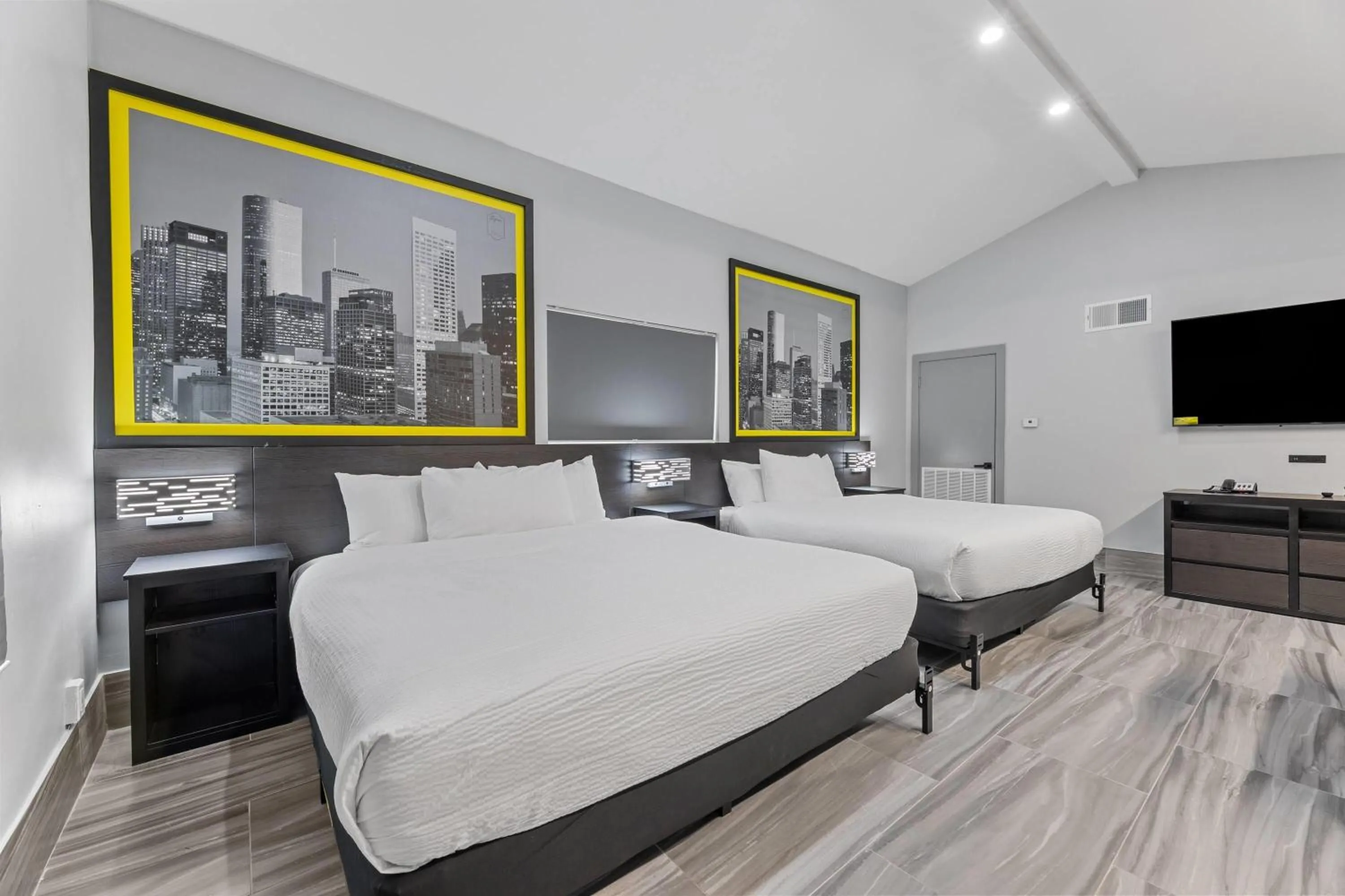 Photo of the whole room, Bed in Days Inn & Suites by Wyndham Texas City