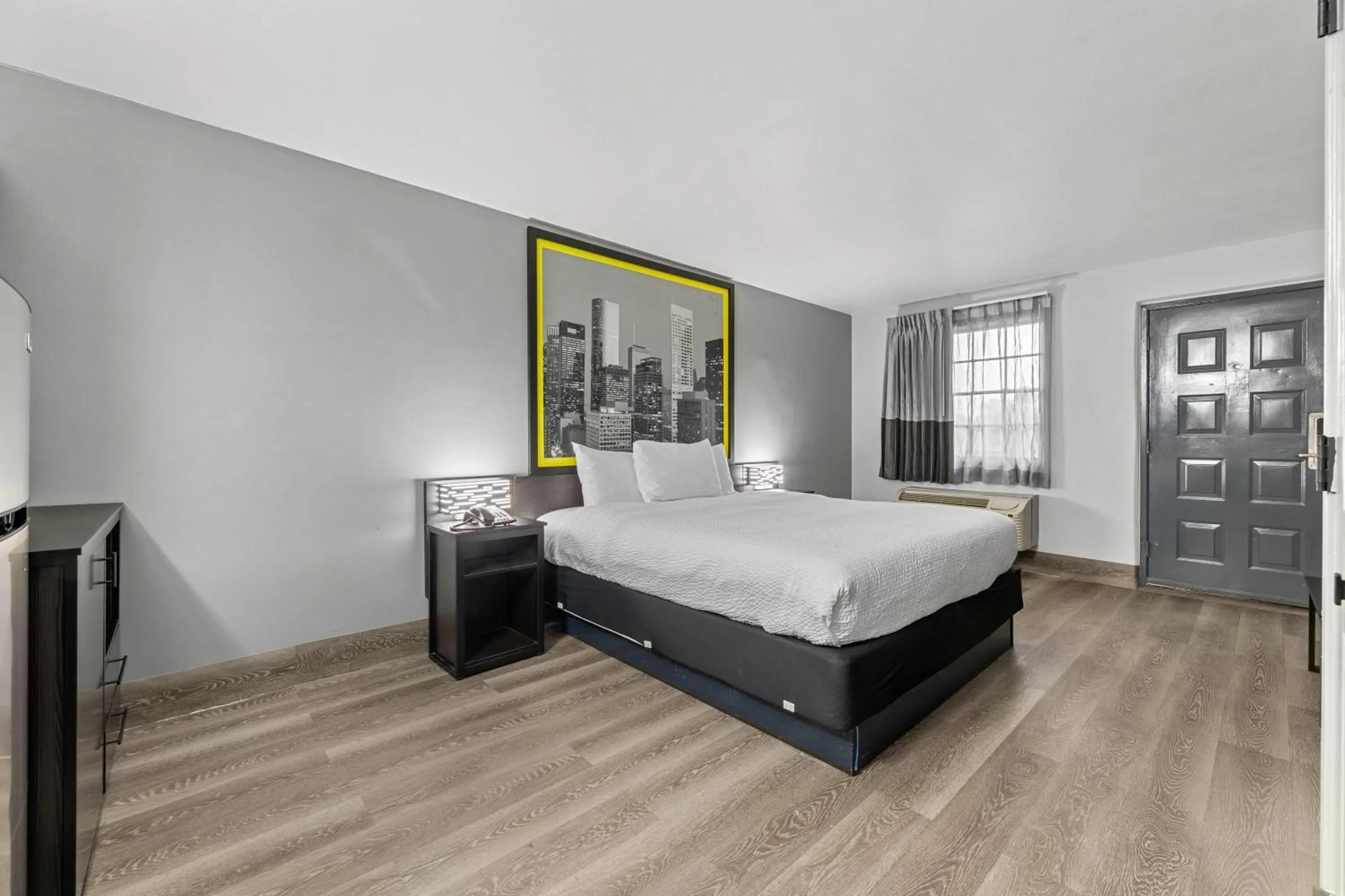 Photo of the whole room, Bed in Days Inn & Suites by Wyndham Texas City