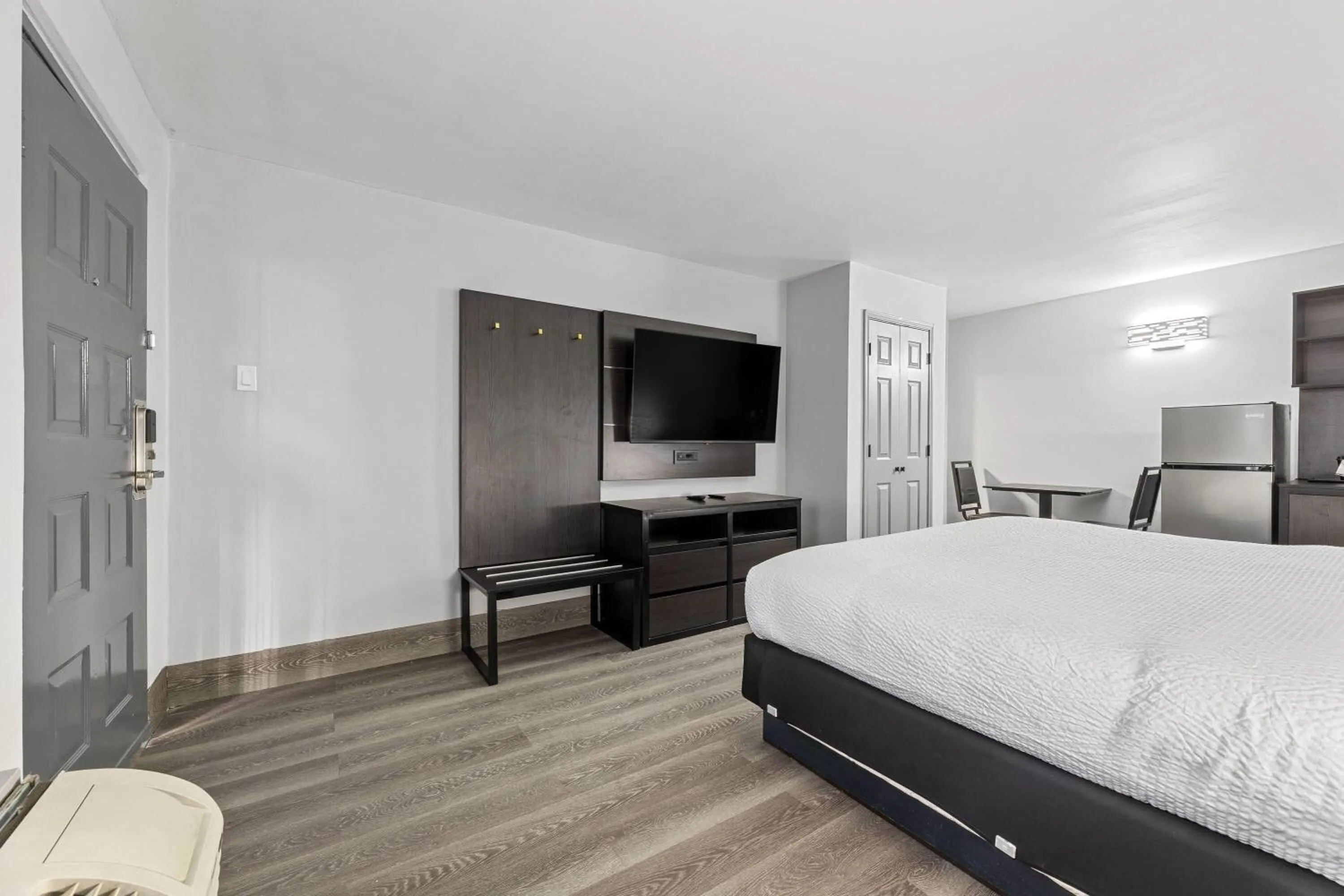 Photo of the whole room, Bed in Days Inn & Suites by Wyndham Texas City