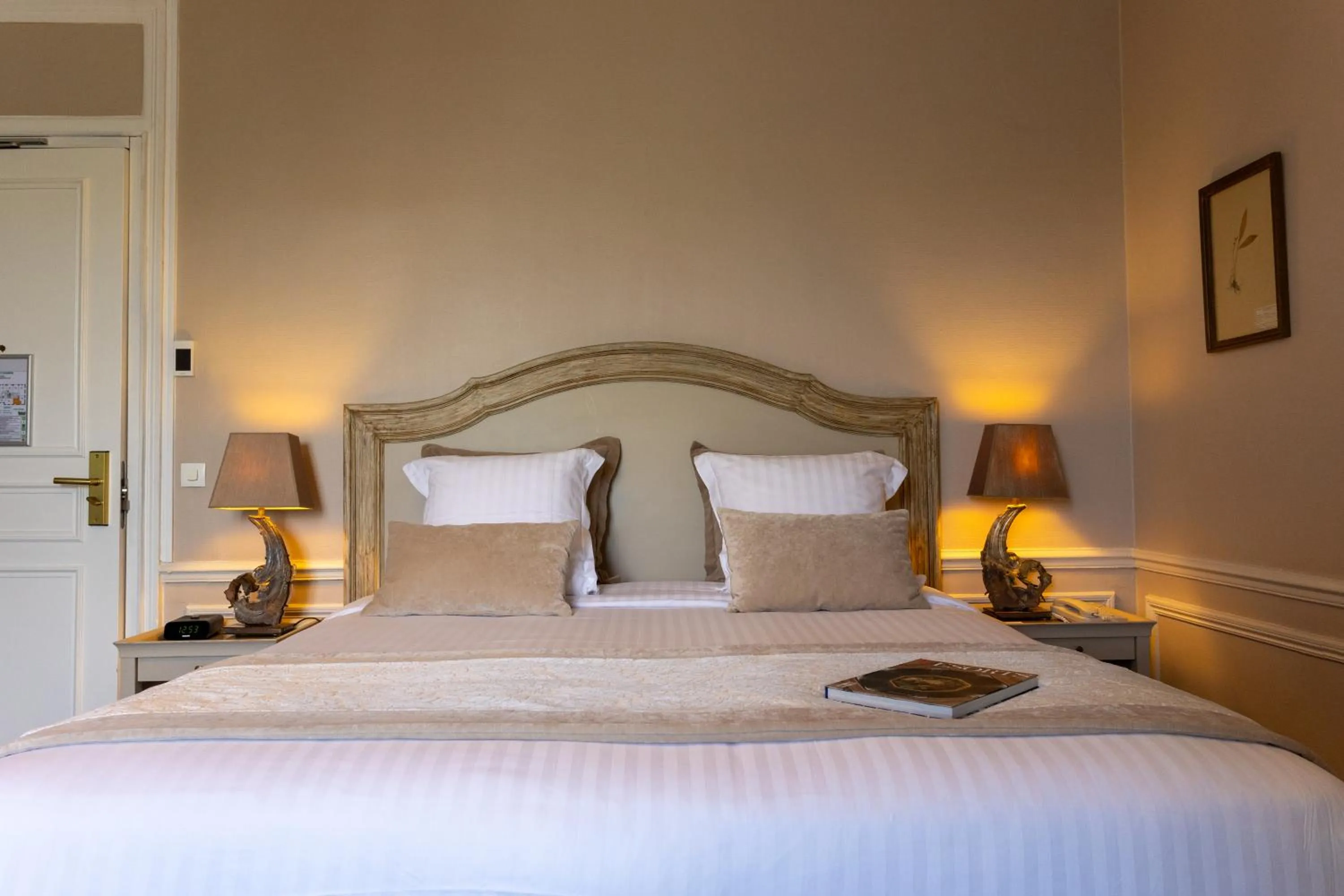 Bedroom, Bed in Pavillon Henri IV Hotel Restaurant Gastronomique Terrasse