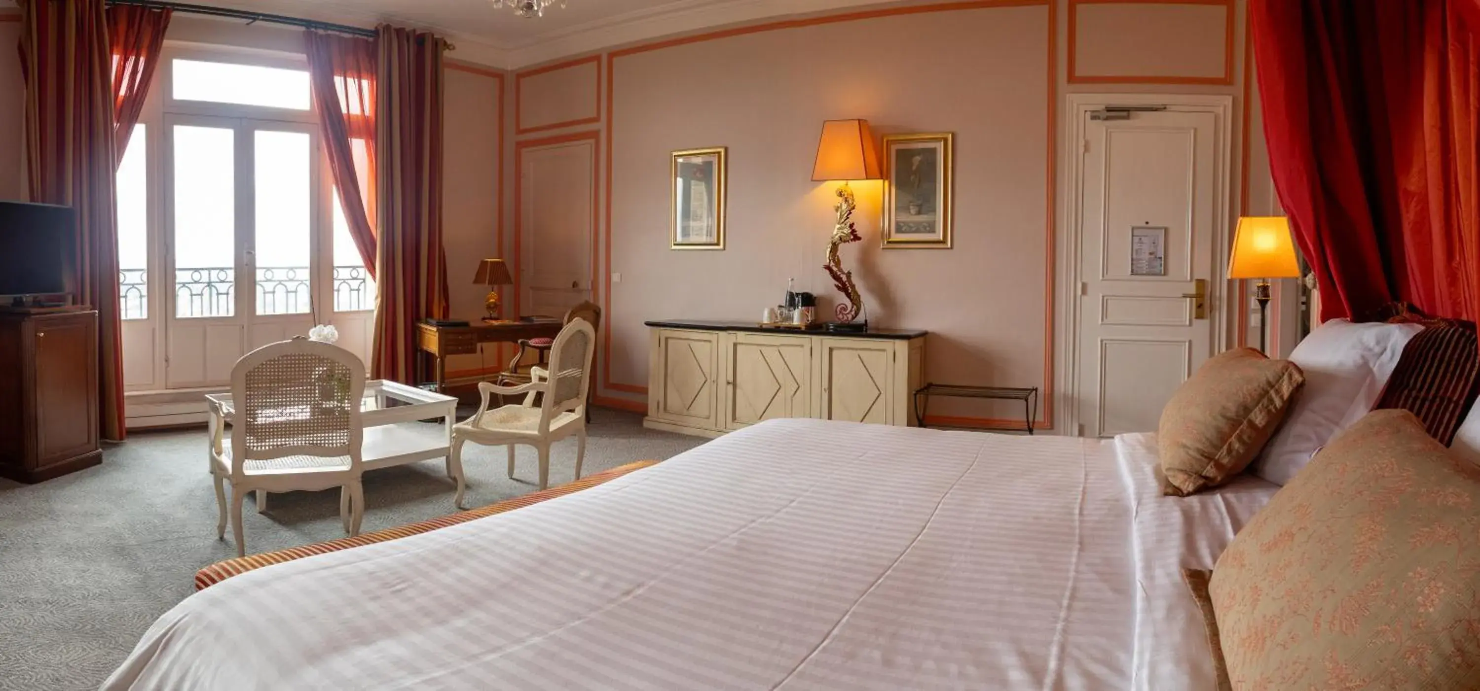 Living room, Bed in Pavillon Henri IV Hotel Restaurant Gastronomique Terrasse Living room, Bed in Pavillon Henri IV Hotel Restaurant Gastronomique Terrasse