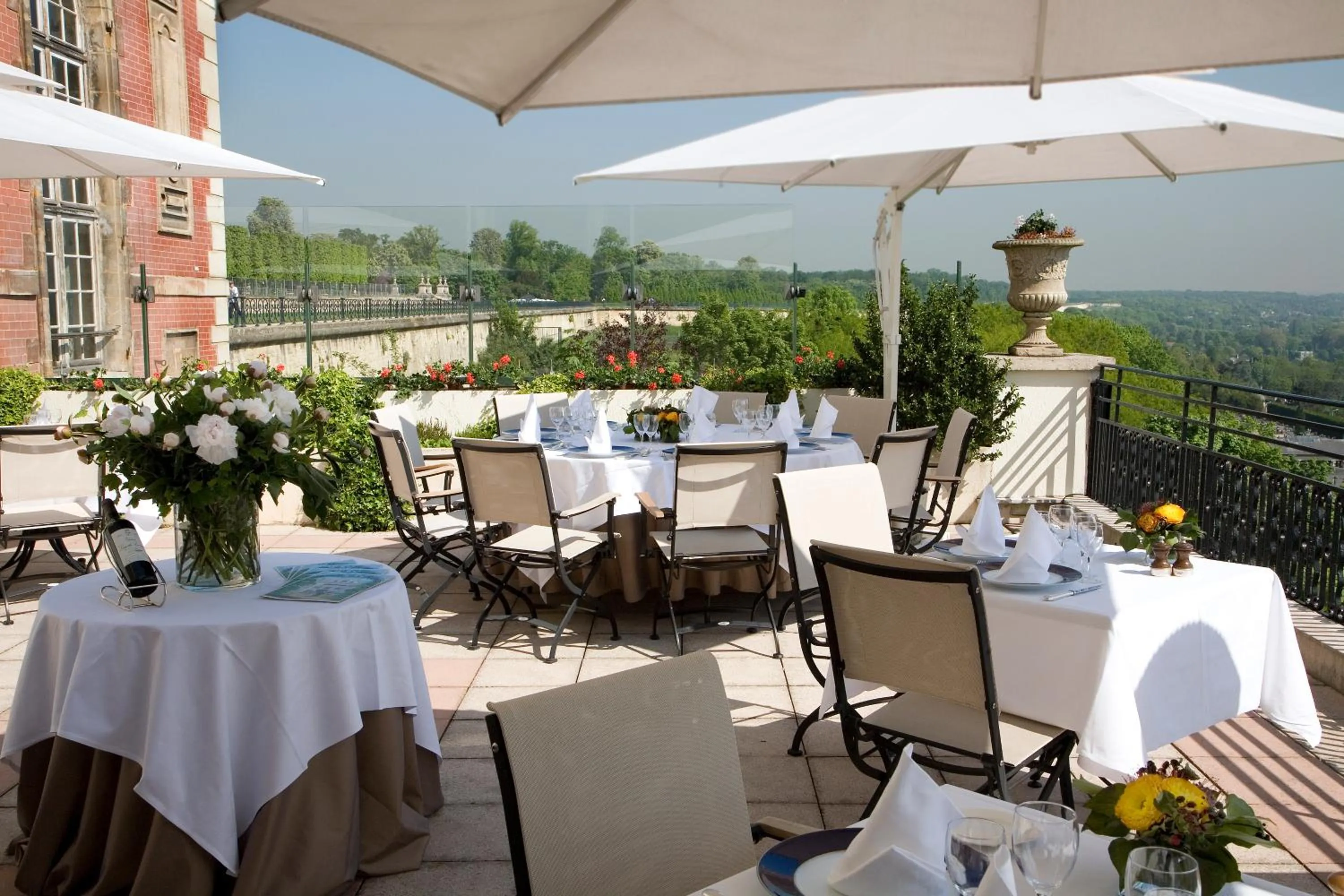 Restaurant/places to eat in Pavillon Henri IV Hotel Restaurant Gastronomique Terrasse