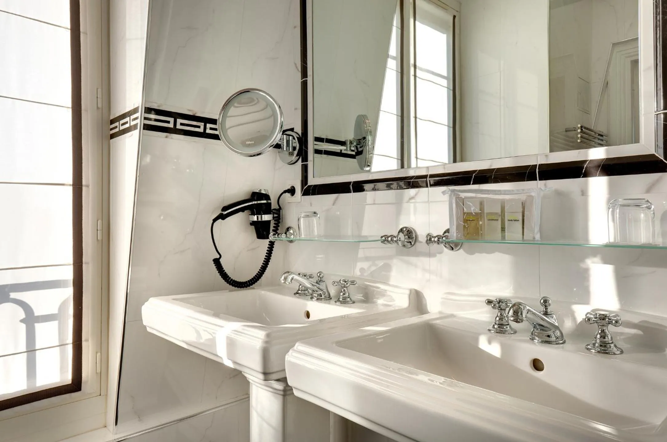 Pavillon Henri IV Hotel Restaurant Gastronomique Terrasse