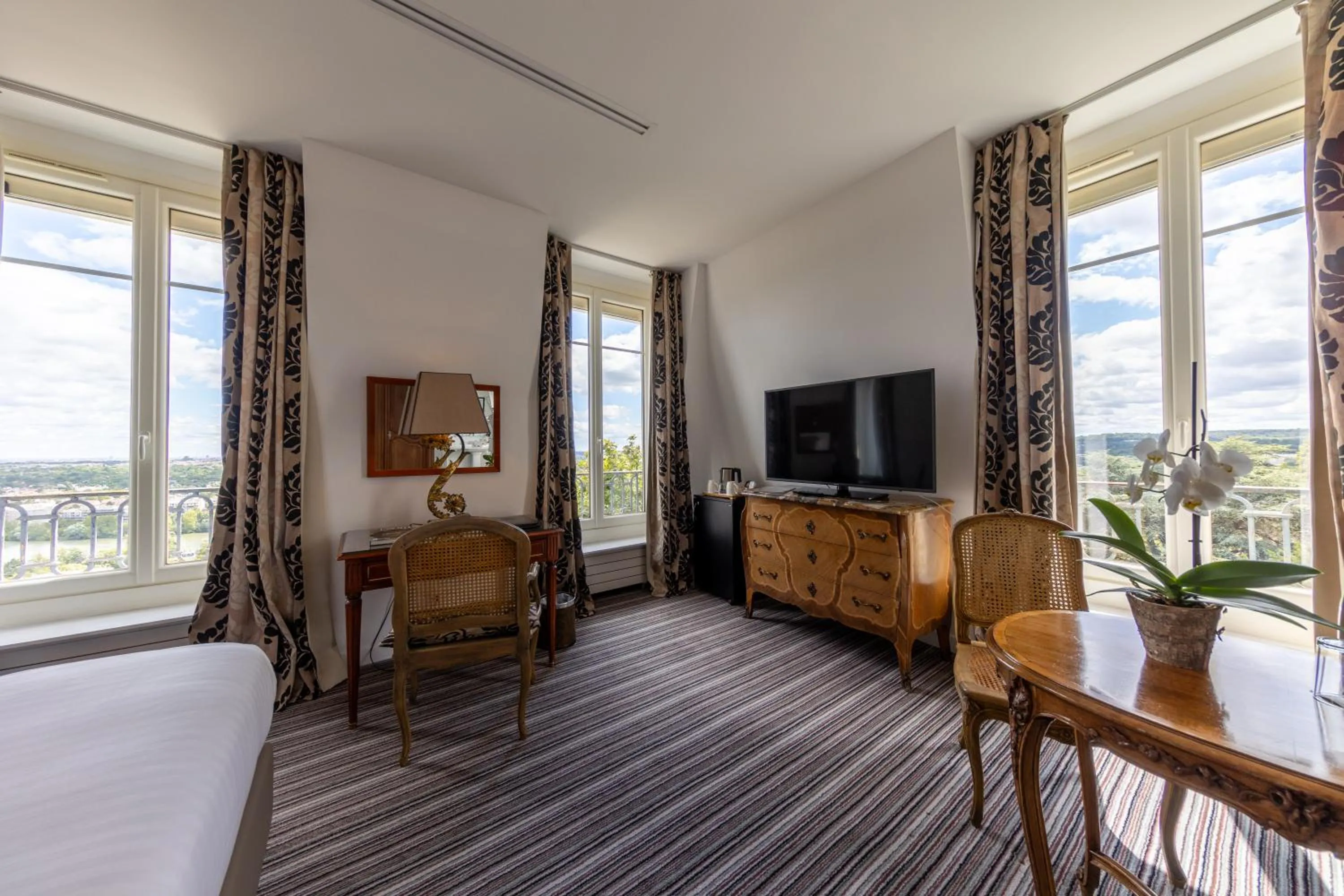 Living room in Pavillon Henri IV Hotel Restaurant Gastronomique Terrasse